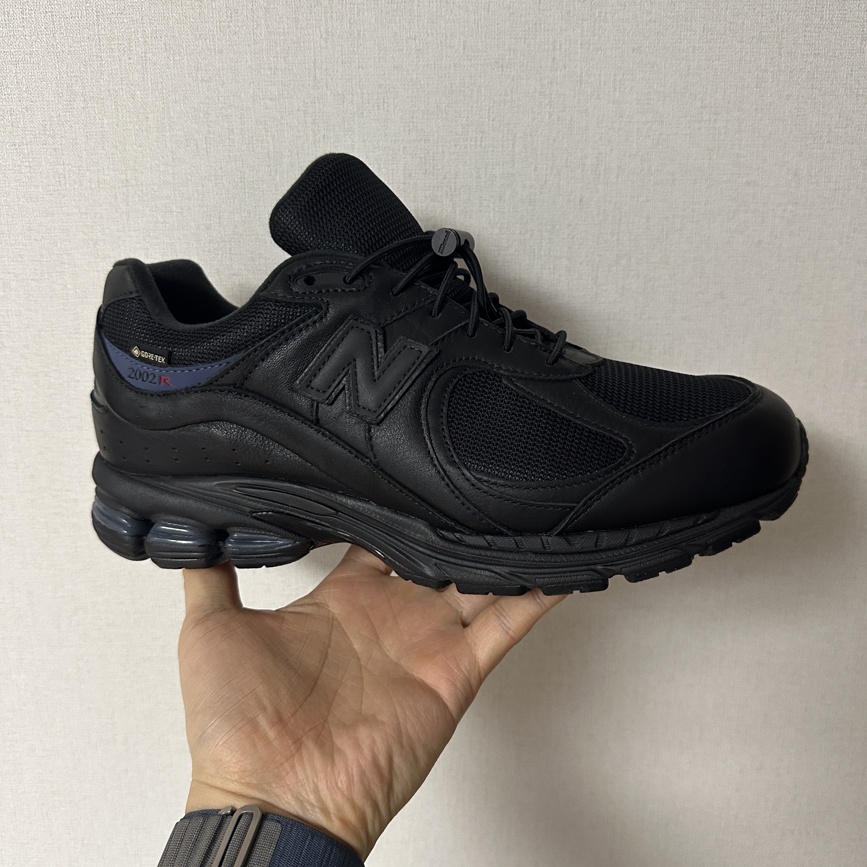 New Balance x JJJJound 2002R Leather Gore-Tex Black Storm 착용 스타일 - 1