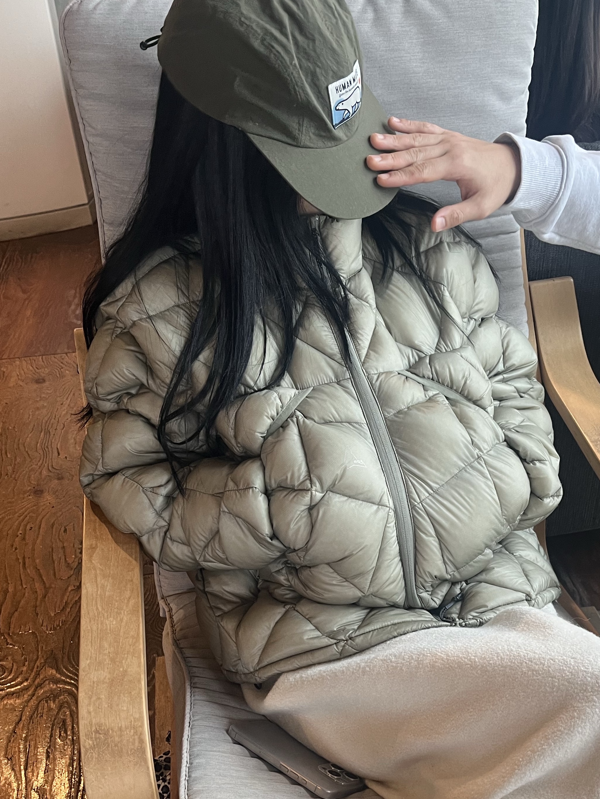 Roa Hiking Light Down Jacket Grey 착용 스타일 - 2