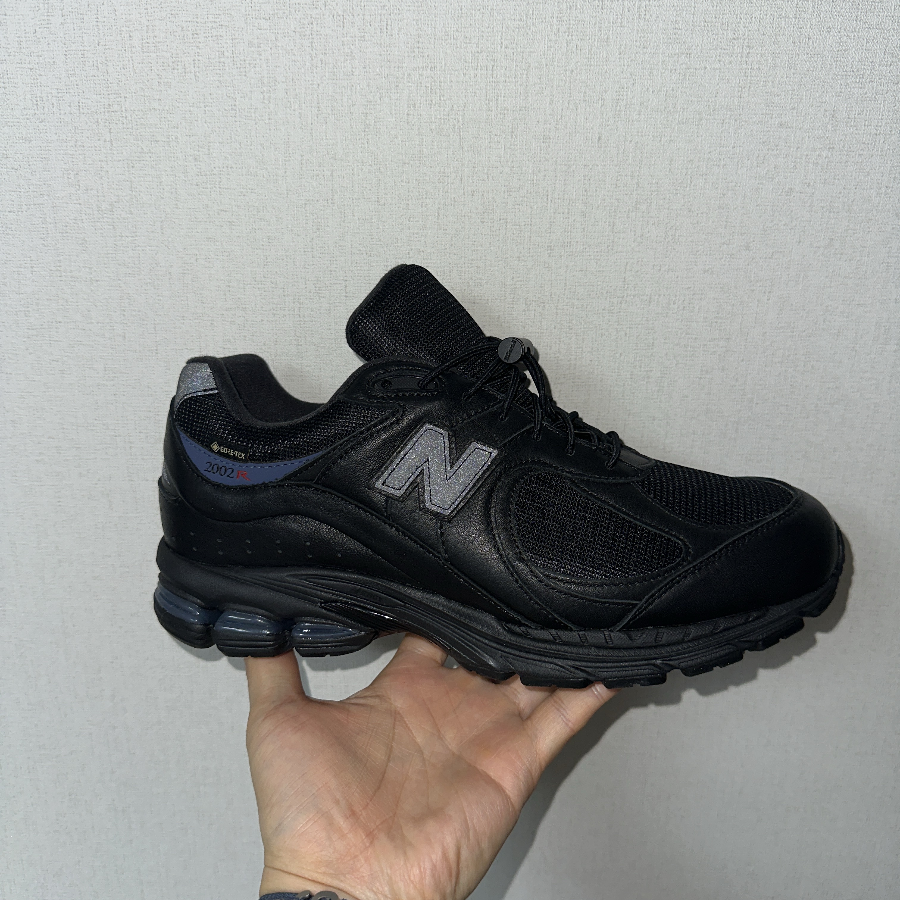 New Balance x JJJJound 2002R Leather Gore-Tex Black Storm 착용 스타일 - 2