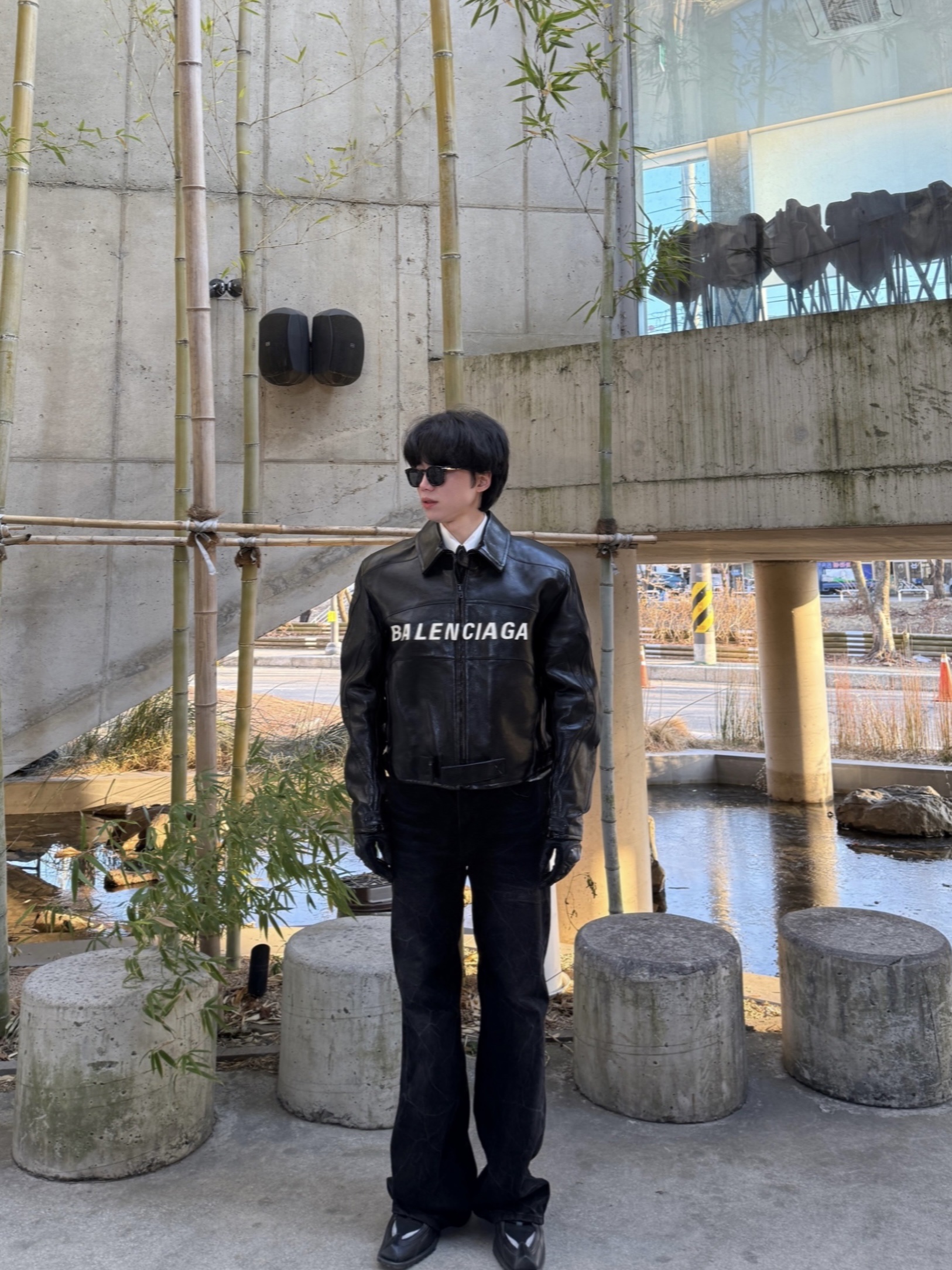 Nike x Martine Rose Shox MR4 Black, Balenciaga Sporty B Taxi Blouson Black 착용 스타일 - 3