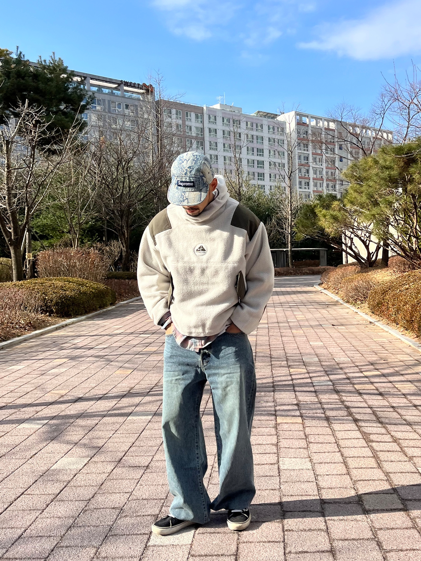 Woodman Essential Wide Denim Tin Blue, Nike ACG Balaclava Retro Fleece Pullover Light Bone Cargo Khaki - Asia 착용 스타일 - 5