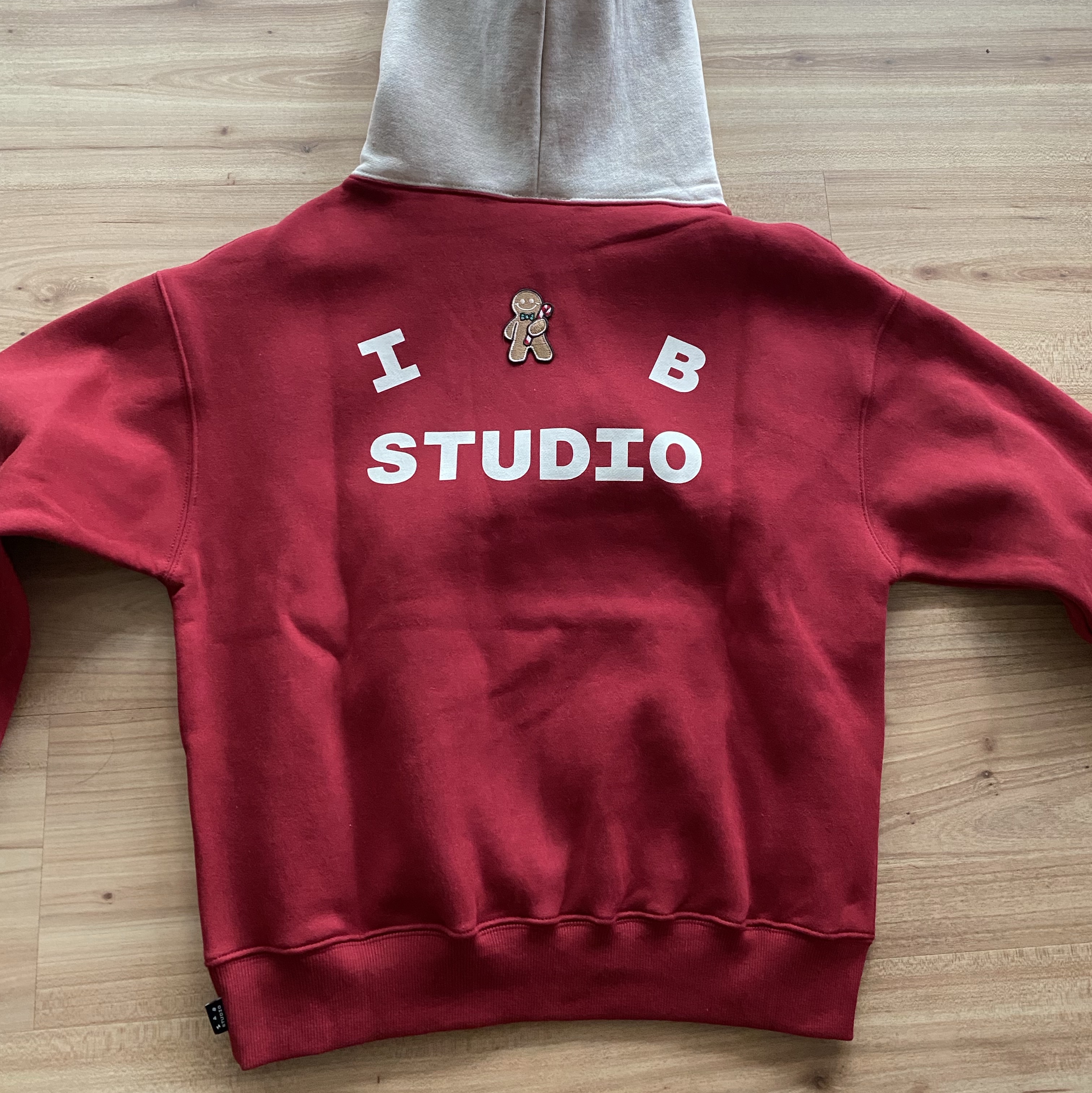 IAB Studio 24 Christmas Hoodie Burgundy Oatmeal 착용 스타일