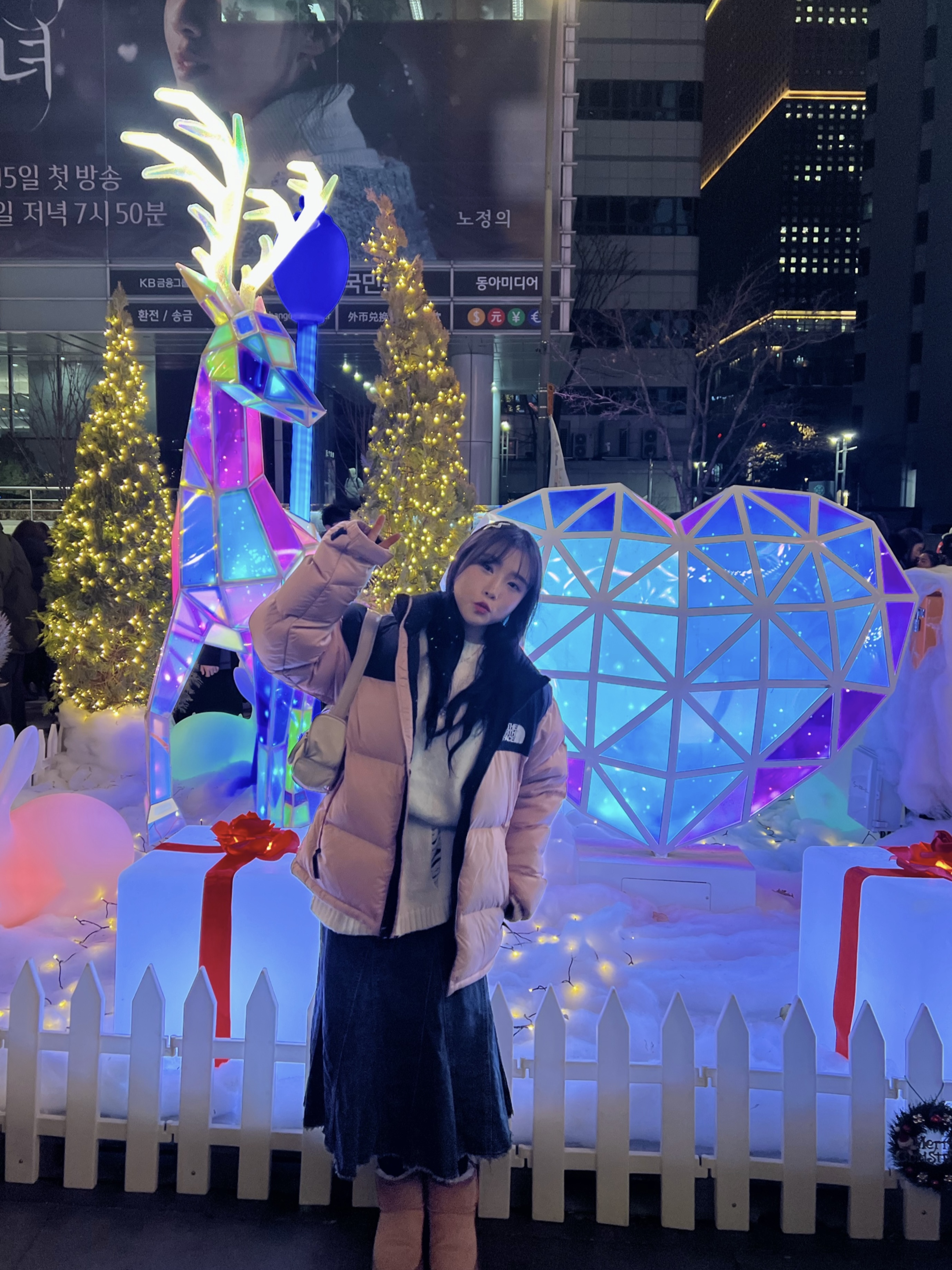 (W) The North Face 1996 Eco Nuptse Jacket Dusty Rose, Matin Kim Madeleine Round Bag Light Beige 착용 스타일 - 4