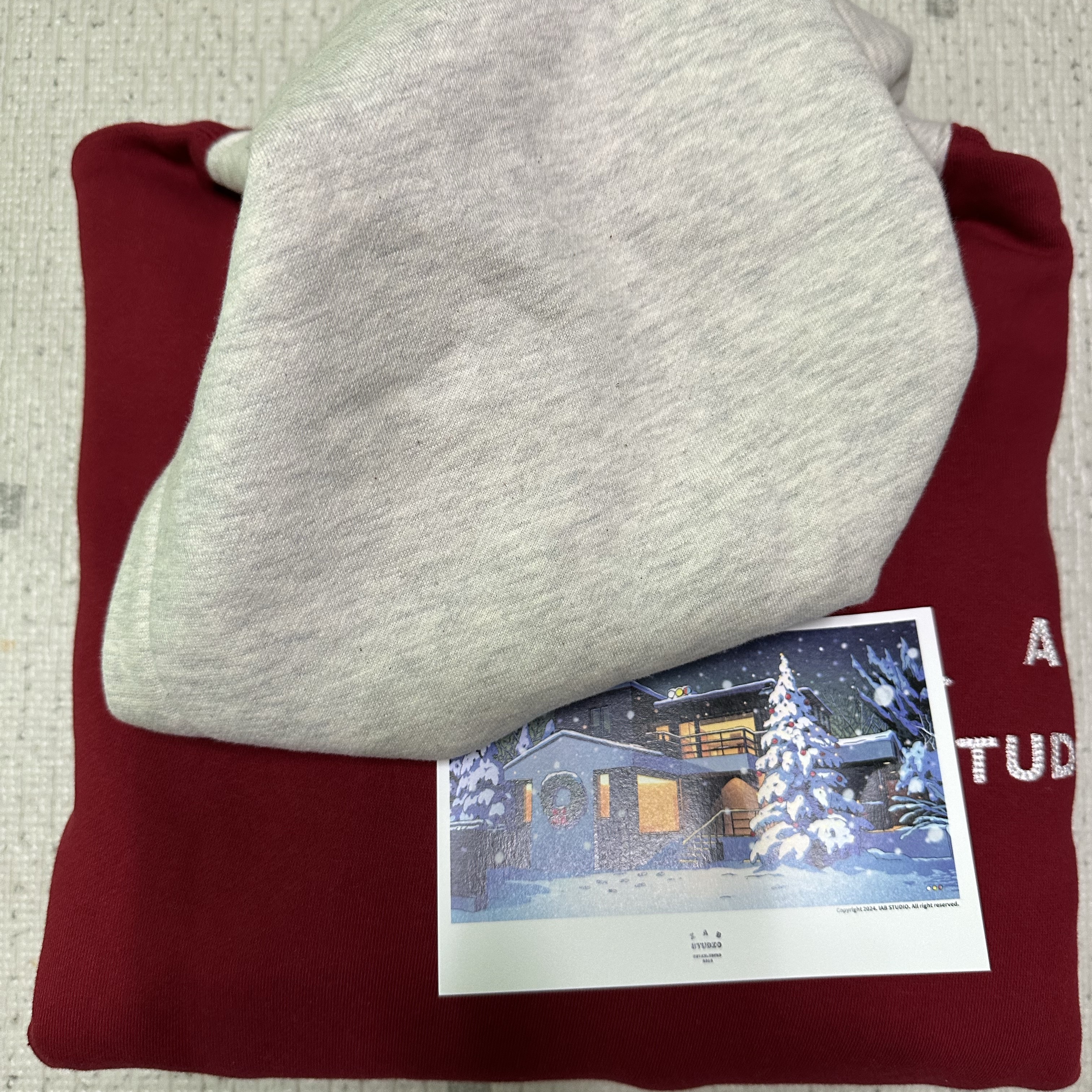 IAB Studio 24 Christmas Hoodie Burgundy Oatmeal 착용 스타일