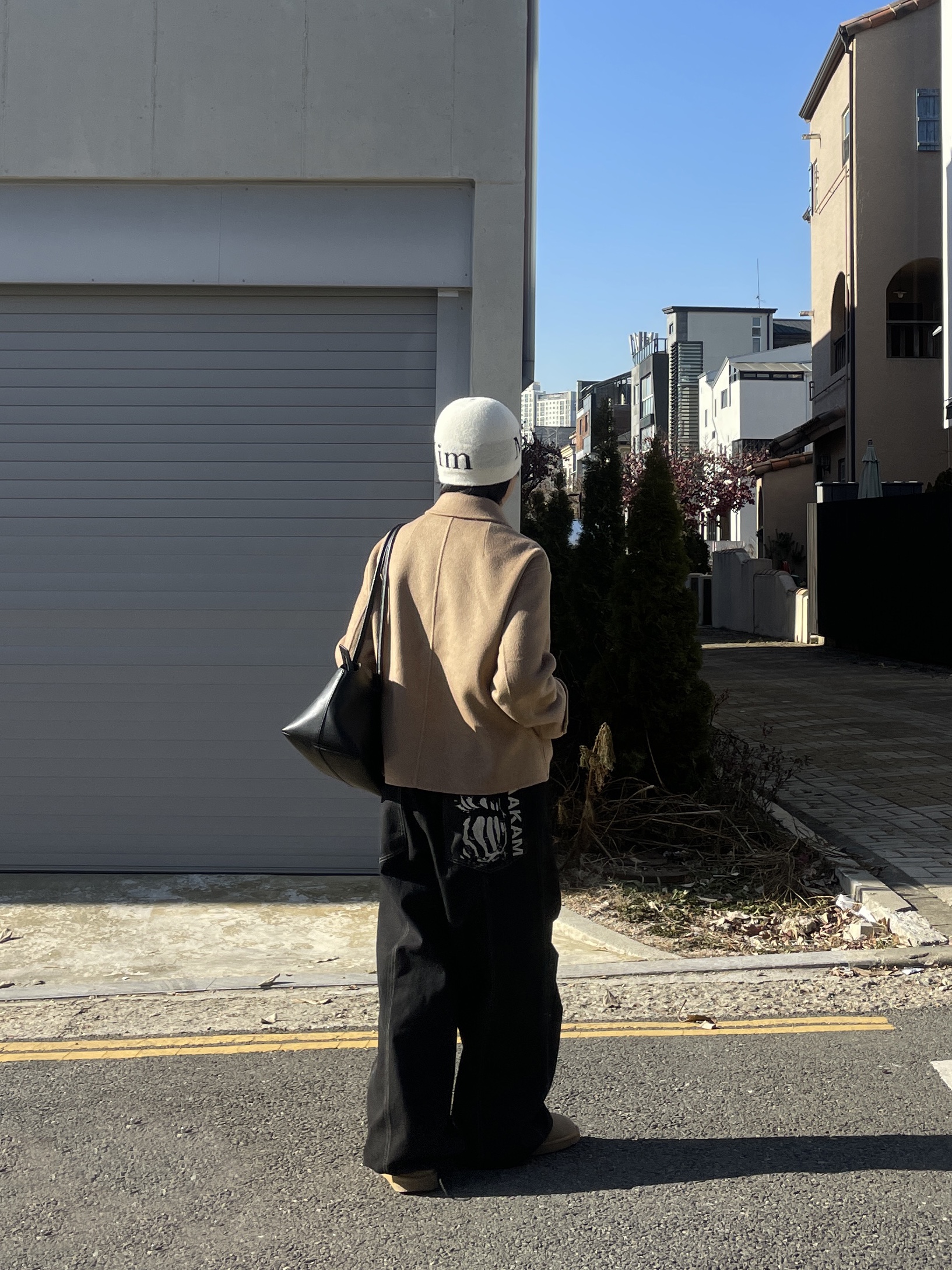 Matin Kim Logo Jacquard Short Beanie White 착용 스타일
