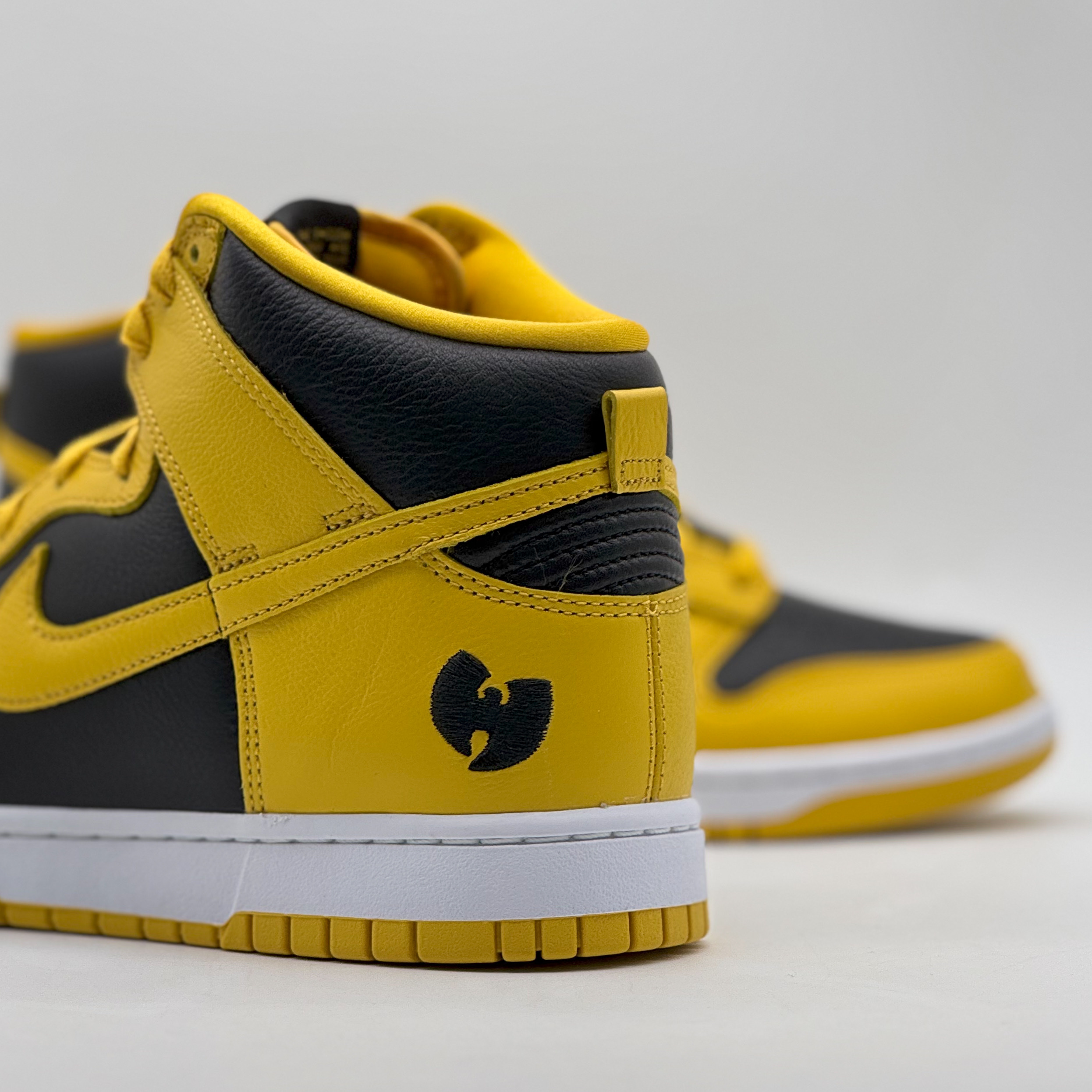 Nike Wu-Tang Clan Dunk High Black and Pollen 착용 스타일 - 5