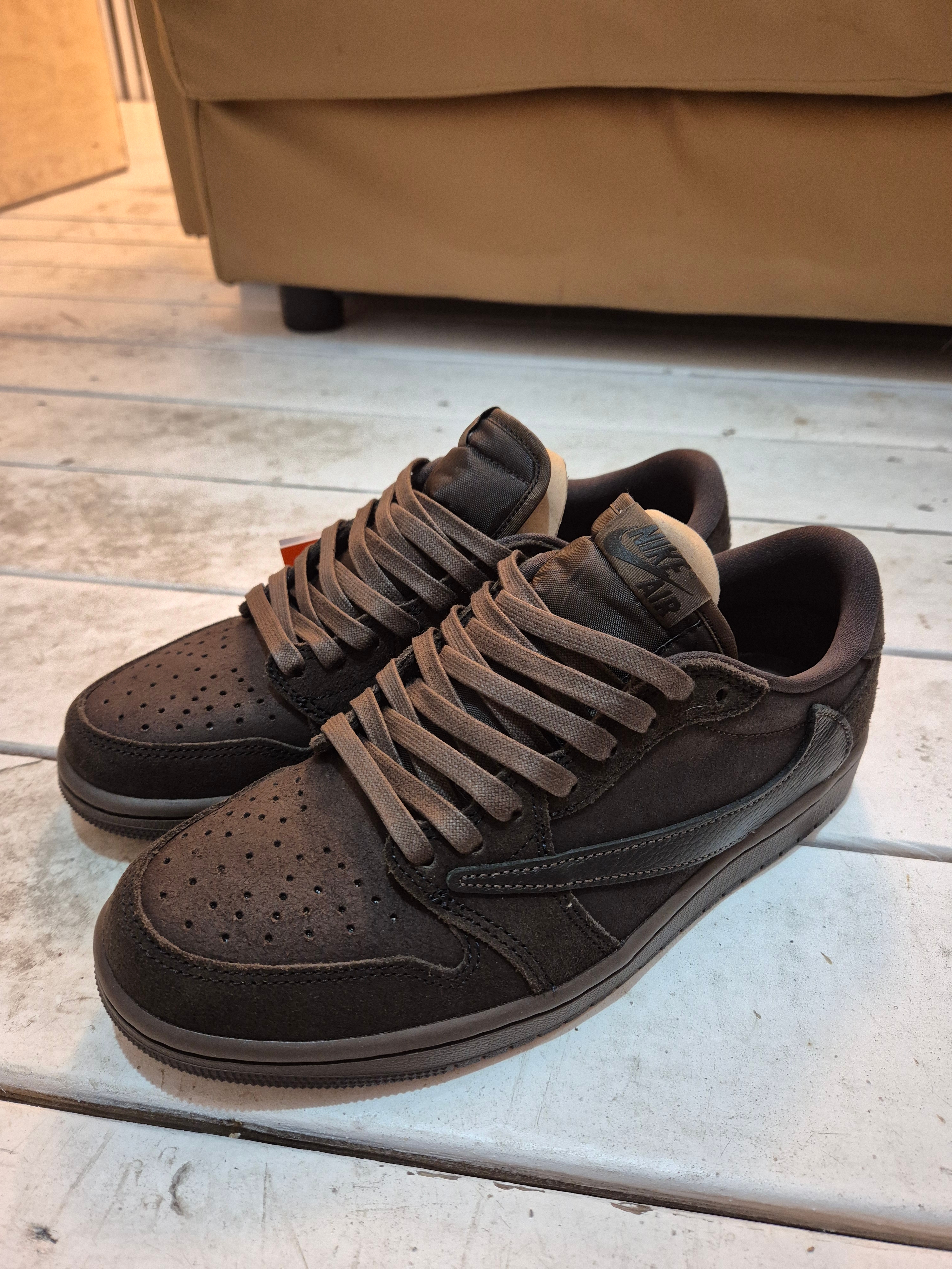 Jordan 1 x Travis Scott Retro Low OG SP Velvet Brown and Dark Mocha 착용 스타일 - 4