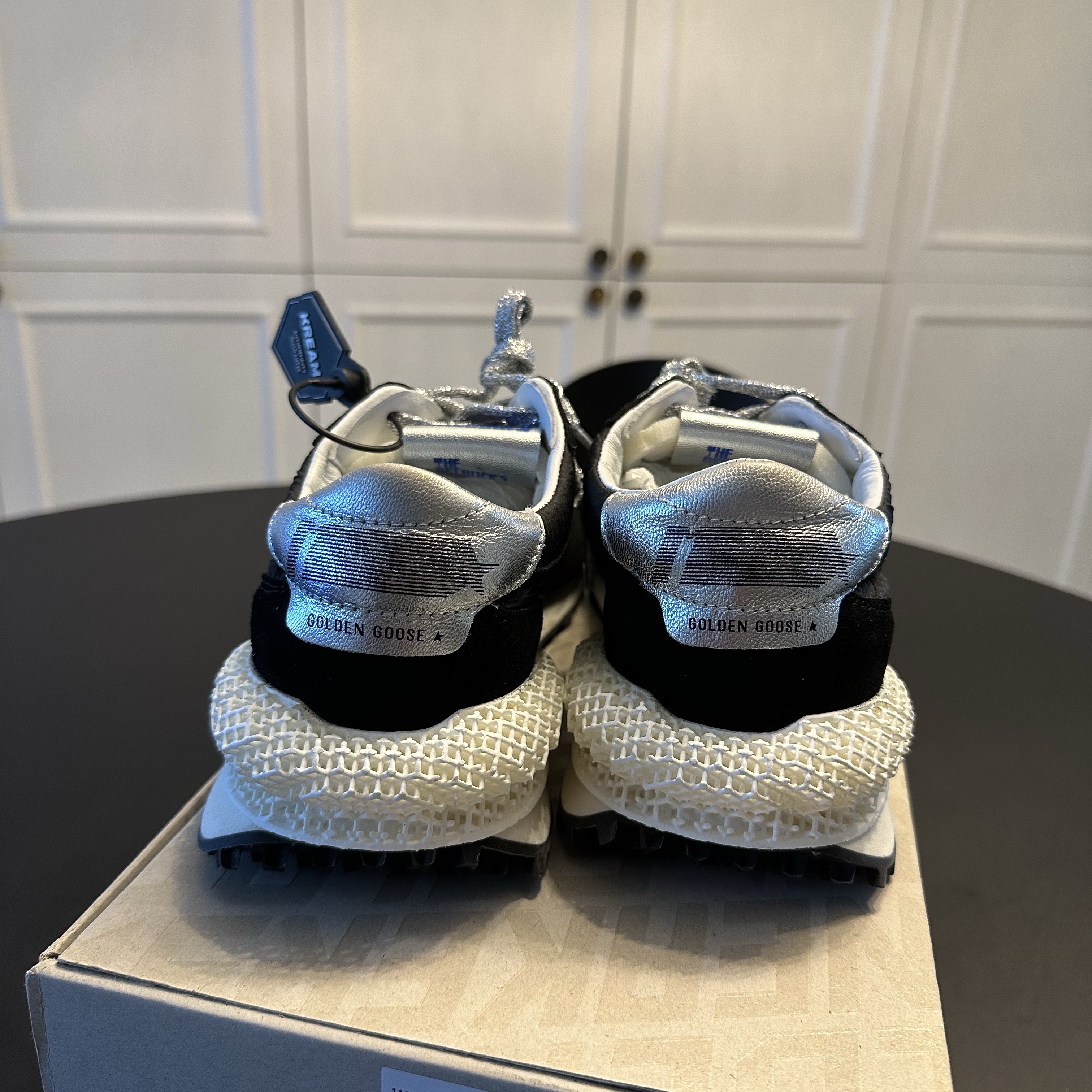 Golden Goose Silver Star Marathon Sneakers Black 착용 스타일 - 6