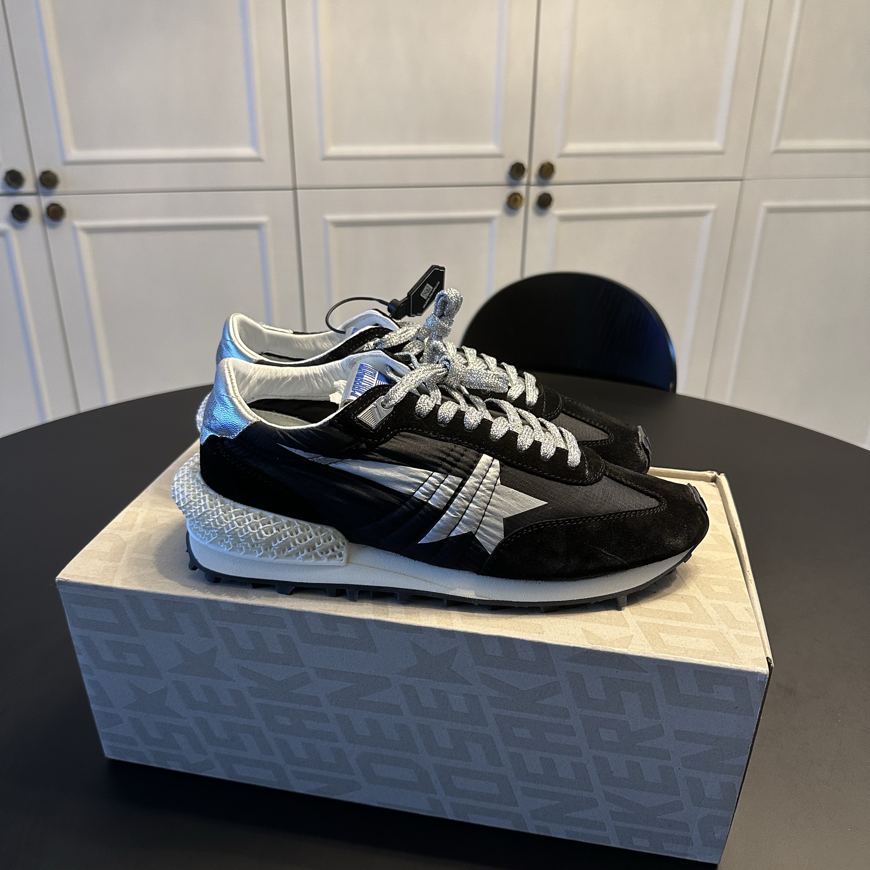 Golden Goose Silver Star Marathon Sneakers Black 착용 스타일 - 3