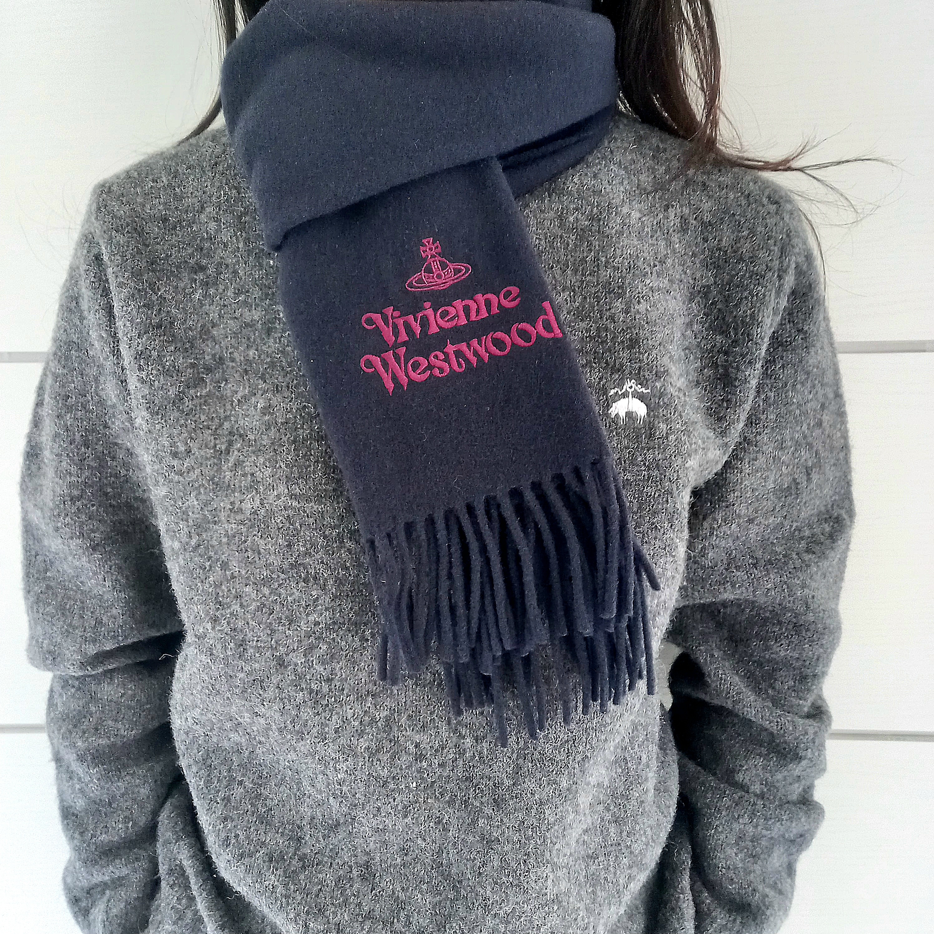 Vivienne Westwood Embroidered Logo Muffler Navy 착용 스타일 - 3