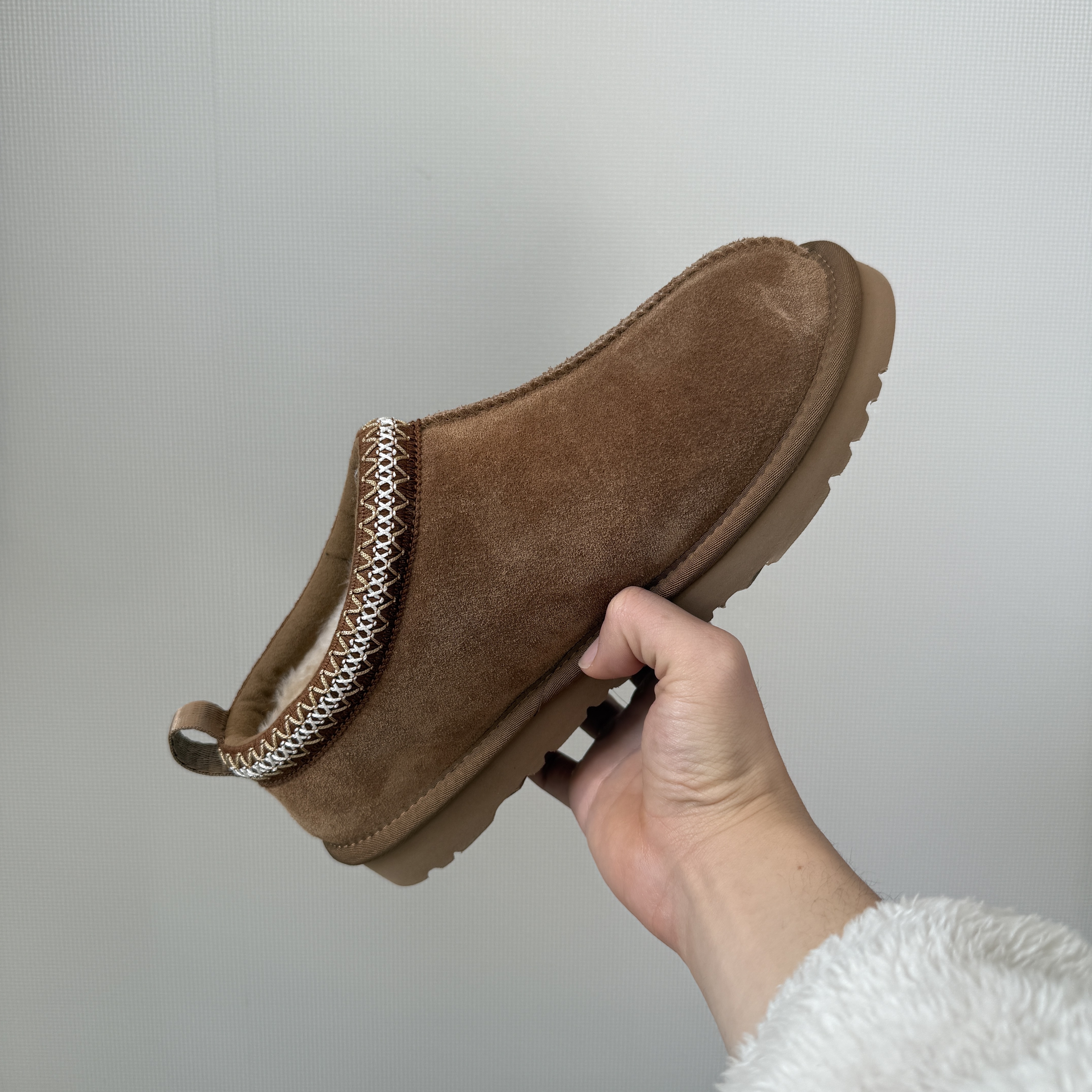 UGG Tasman Slipper Chestnut 착용 스타일