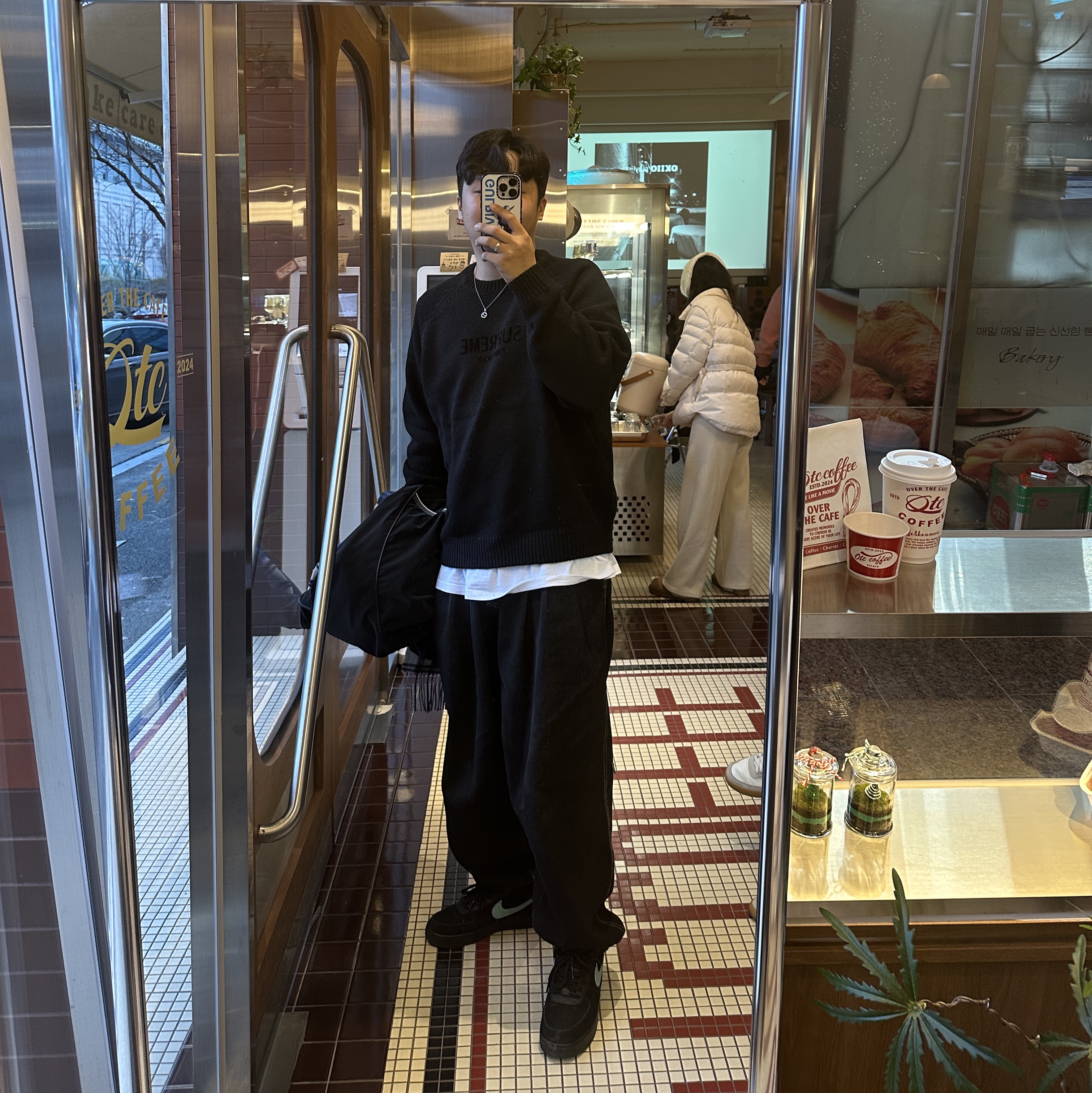 Supreme Flocked Logo Sweater Black - 24FW, Ader Error Mod Jeans Noir 착용 스타일