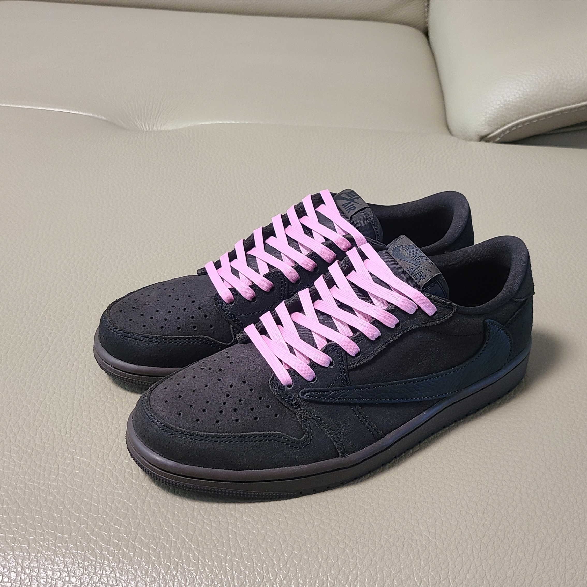 Jordan 1 x Travis Scott Retro Low OG SP Velvet Brown and Dark Mocha 착용 스타일 - 3