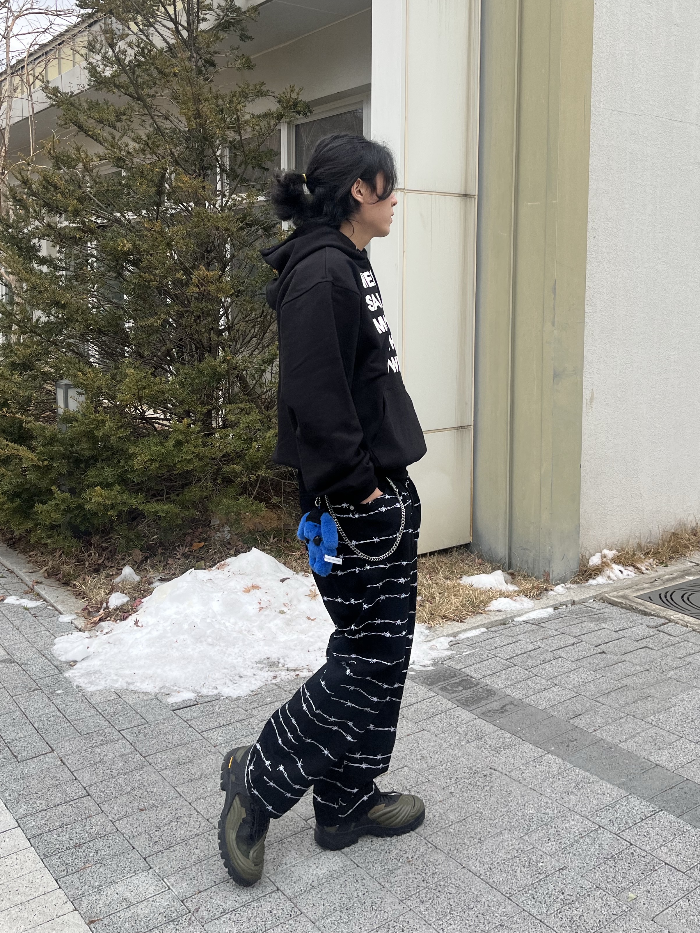 NewJeans x Coller Furry Bunny Plush Keyring Tide Blue, Thevinylhouse Typo Hoodie Black 착용 스타일 - 1