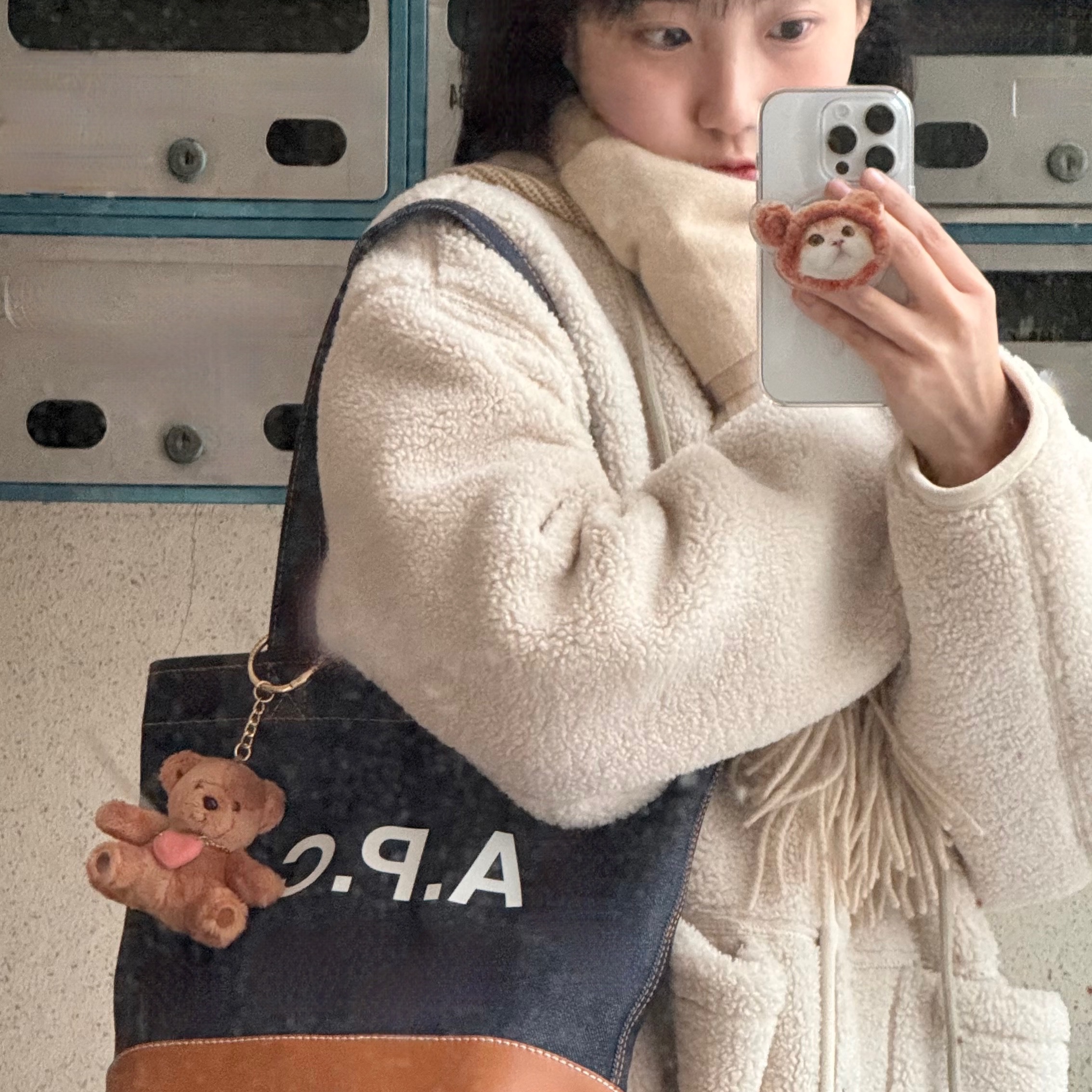 Starbucks Be Mine Bear Fabric Keychain, A.P.C. Axelle Small Tote Bag Denim Caramel 착용 스타일 - 2