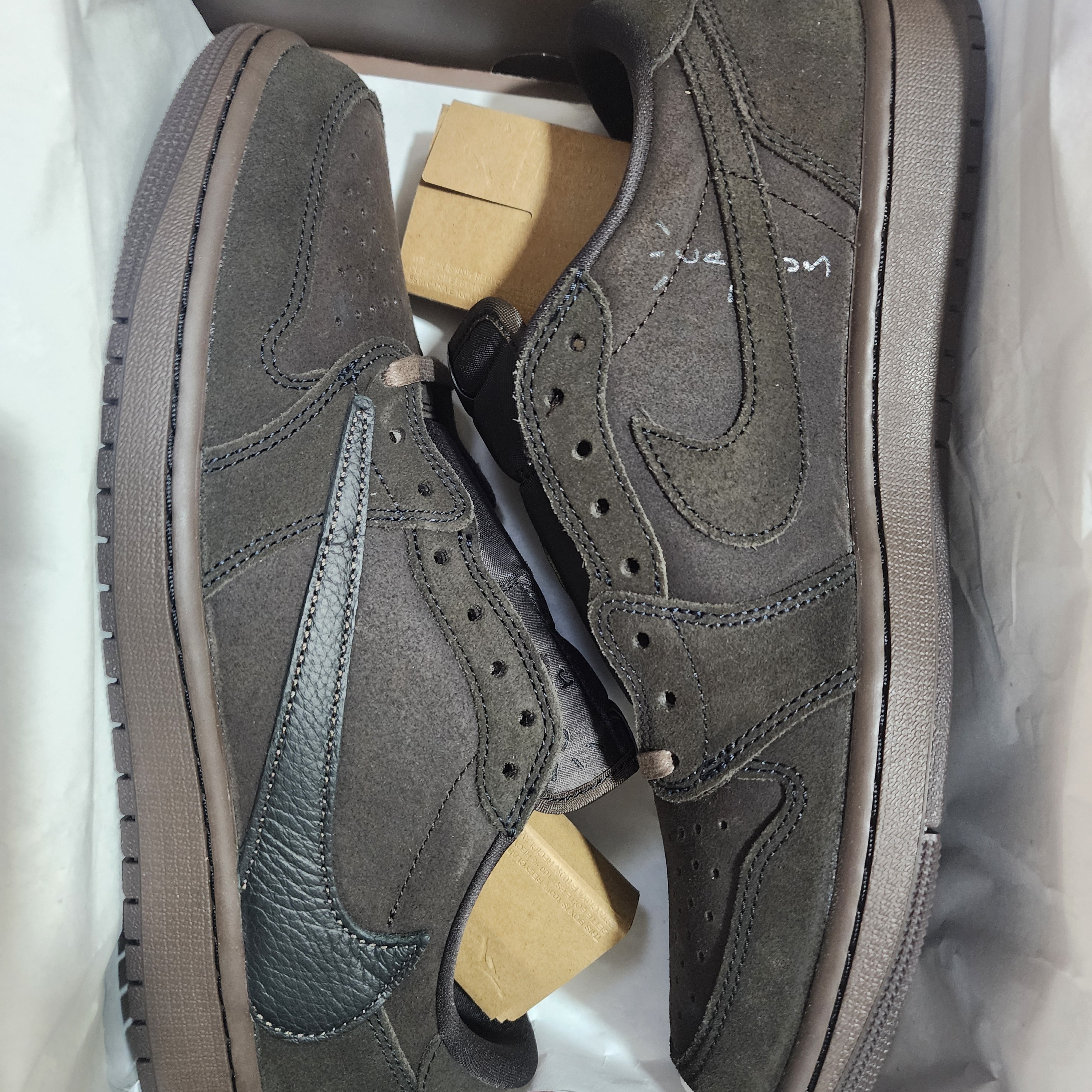 Jordan 1 x Travis Scott Retro Low OG SP Velvet Brown and Dark Mocha 착용 스타일