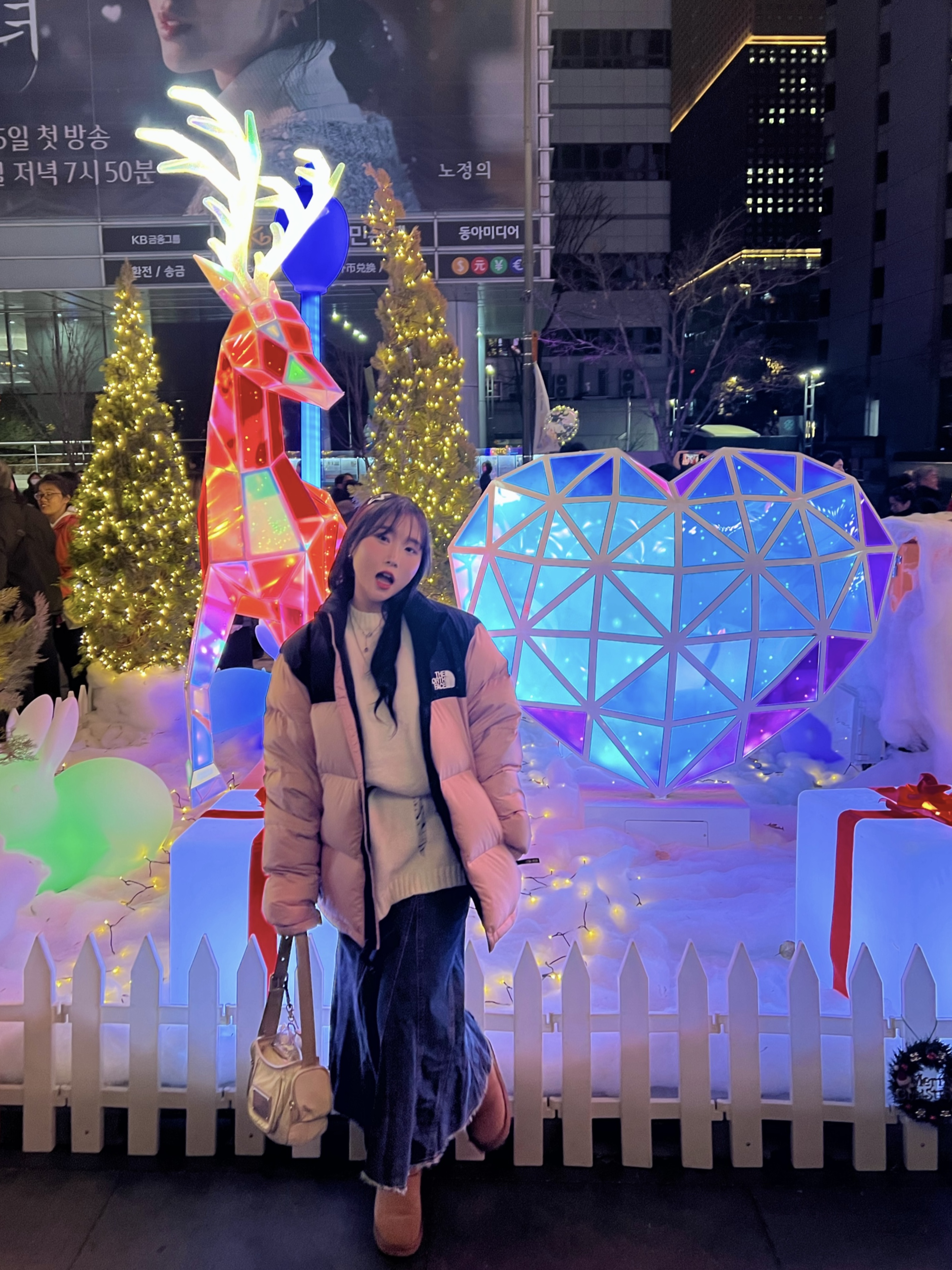 (W) The North Face 1996 Eco Nuptse Jacket Dusty Rose, Matin Kim Madeleine Round Bag Light Beige 착용 스타일 - 1