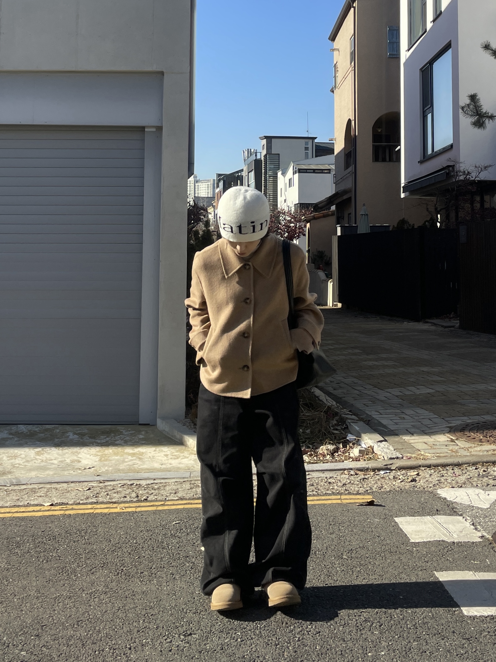 Matin Kim Logo Jacquard Short Beanie White 착용 스타일