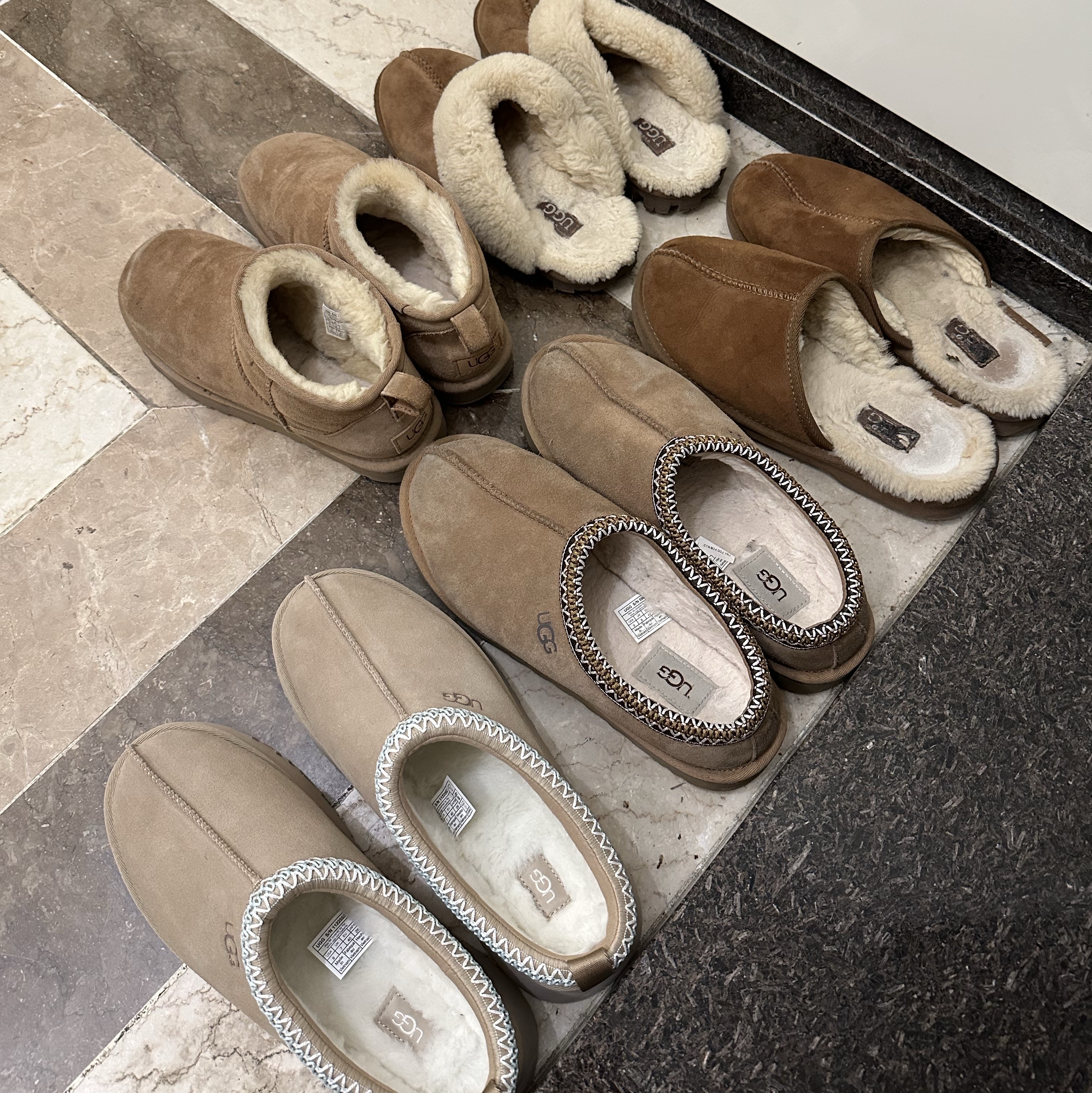 (W) UGG Tazz Slipper Sand 착용 스타일 - 6