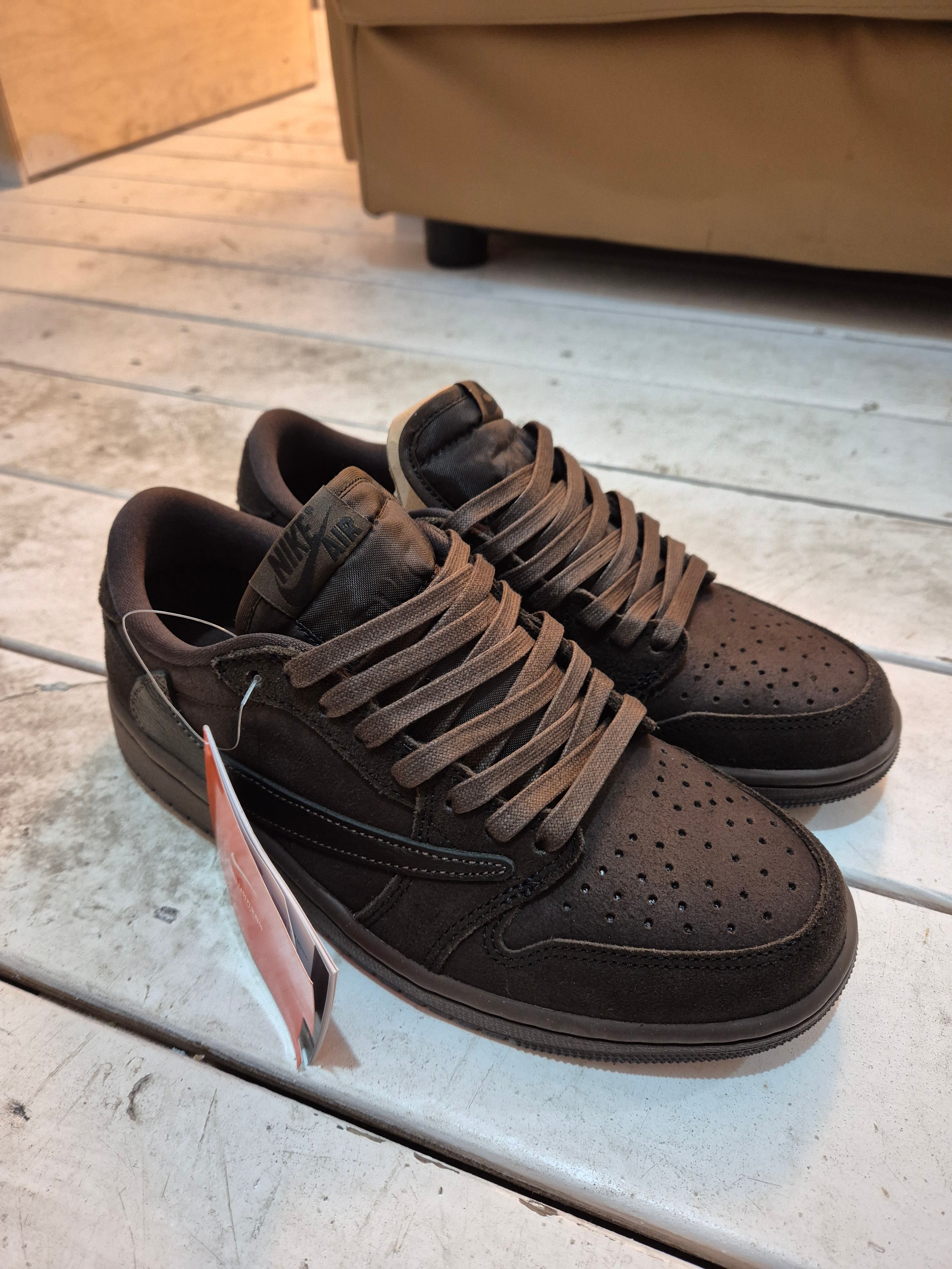 Jordan 1 x Travis Scott Retro Low OG SP Velvet Brown and Dark Mocha 착용 스타일 - 5