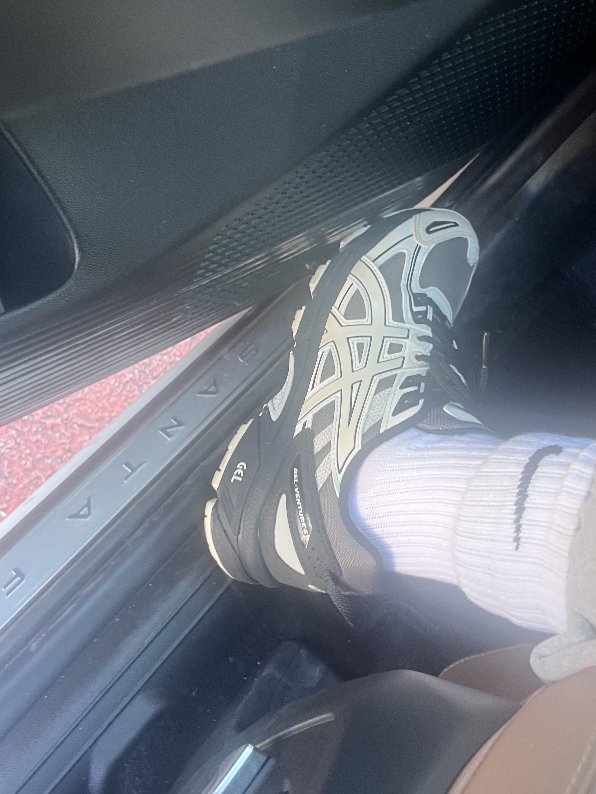 Asics Gel-Venture 6 Mink Vanila 착용 스타일