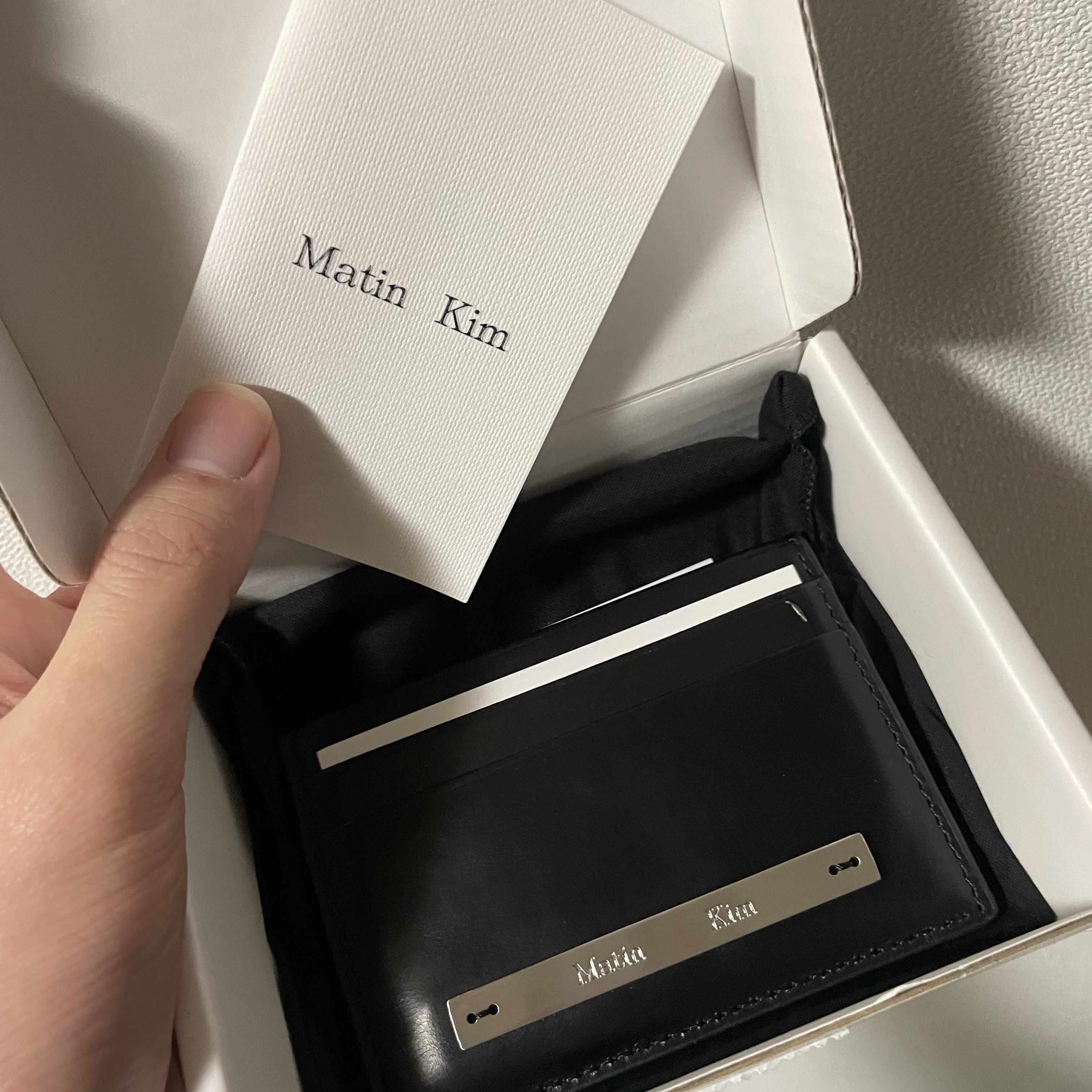 Matin Kim Vintage Card Wallet Black 착용 스타일