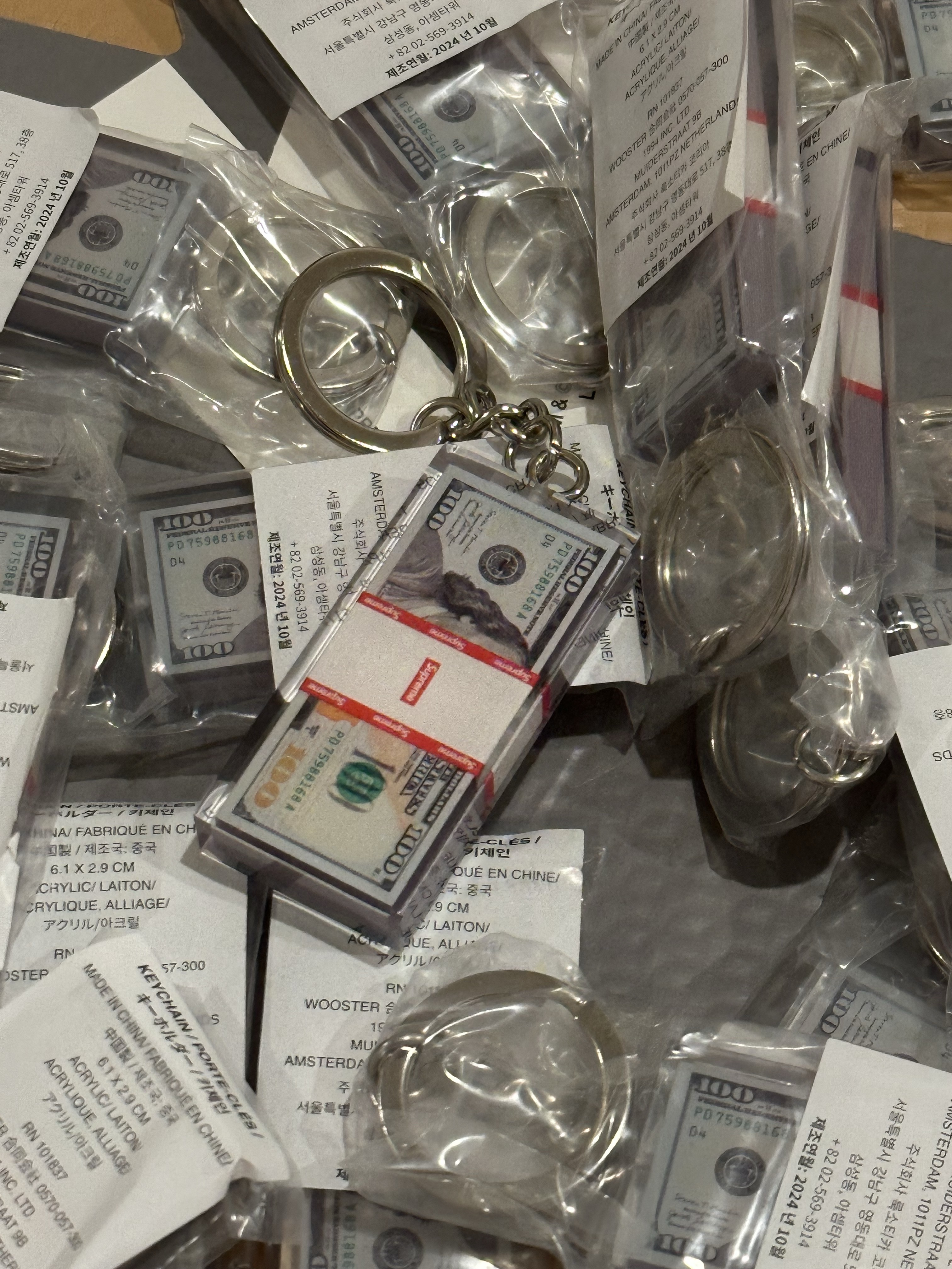 Supreme Cash Paperweight Keychain Multicolor - 24FW 착용 스타일 - 1