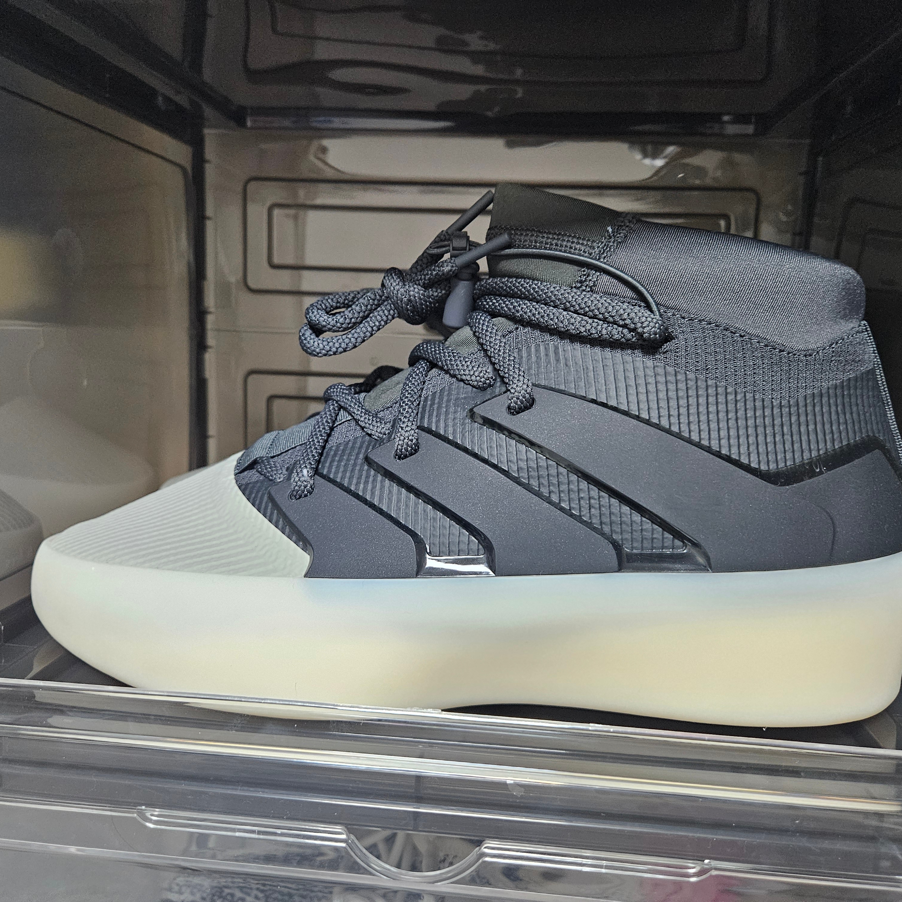 Adidas x Fear of God Athletics I Basketball Carbon Sesame 착용 스타일