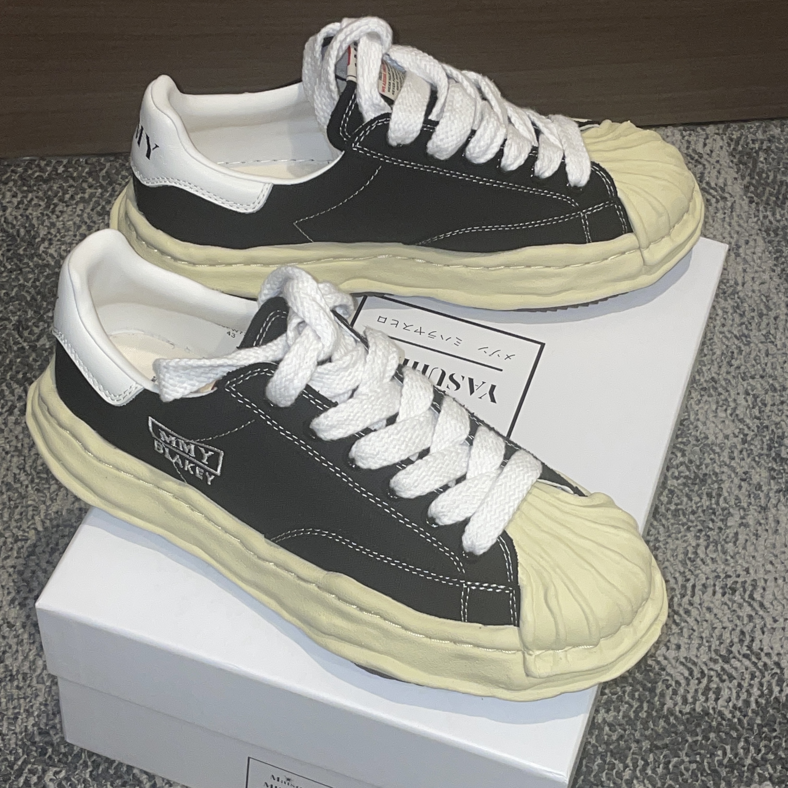 Maison Mihara Yasuhiro Blakey VL OG Sole Canvas Low-top Sneakers Black 착용 스타일 - 2