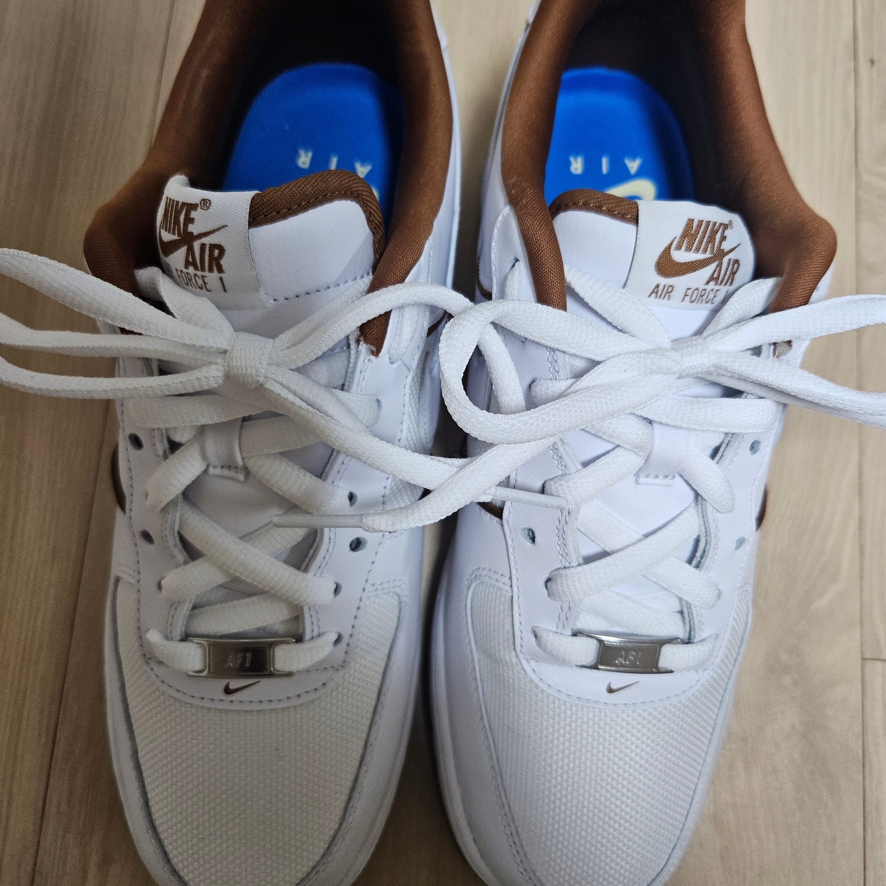 Nike Air Force 1 '07 LX White and Light British Tan 착용 스타일 - 2