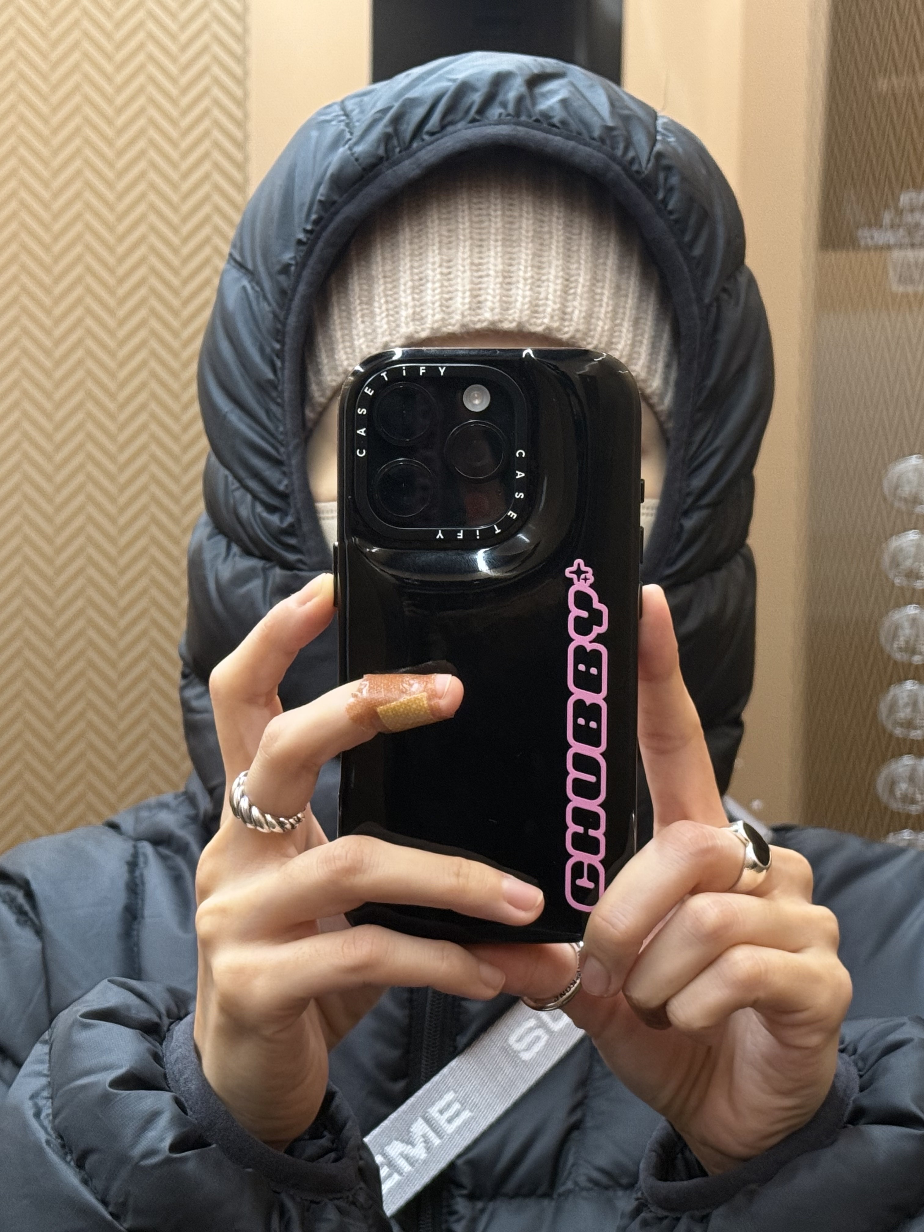 Supreme Small Waist Bag Silver - 22FW, Supreme Micro Down Half Zip Hooded Pullover Black - 24FW 착용 스타일 - 2