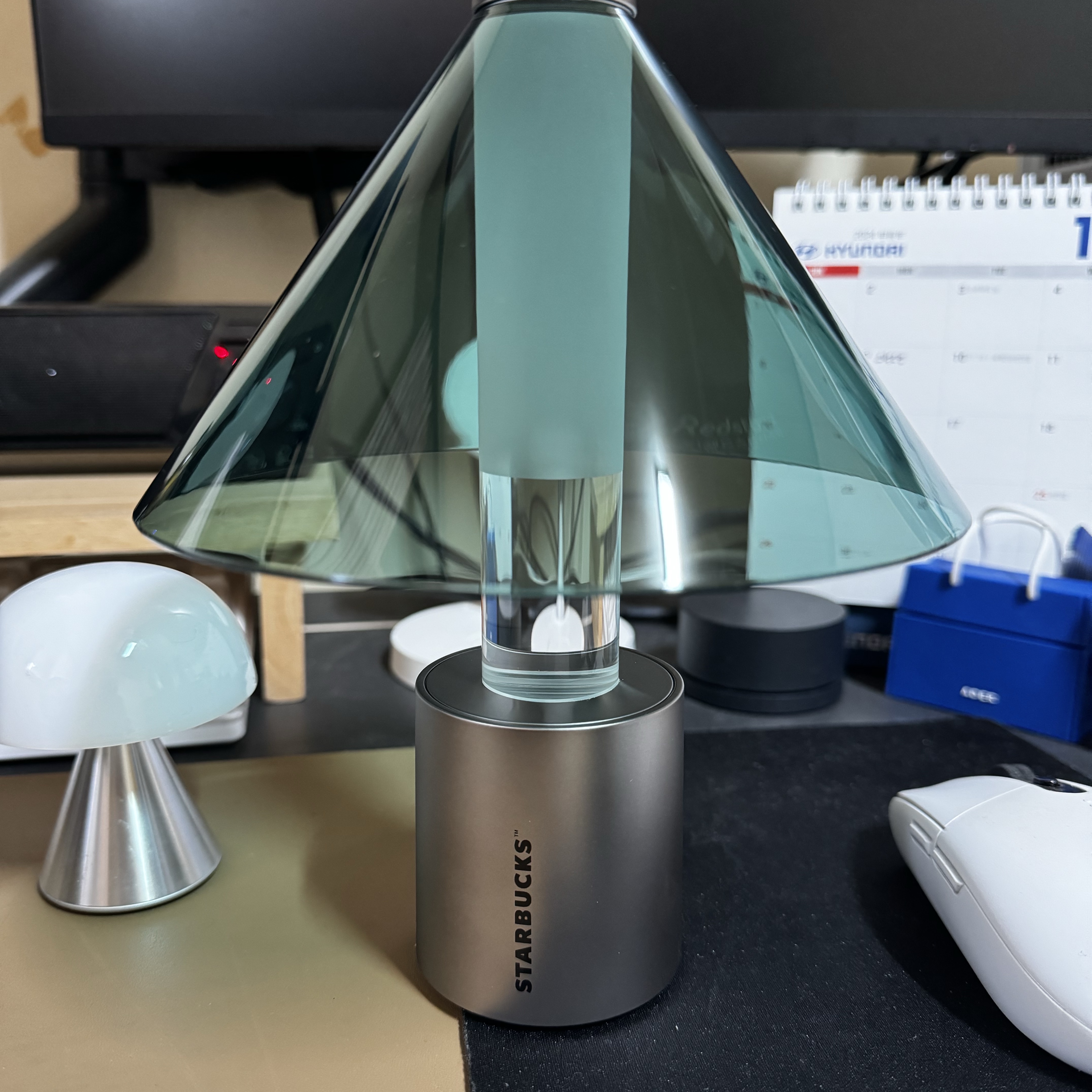 Starbucks x Bonakia Portable Lamp K Green 착용 스타일