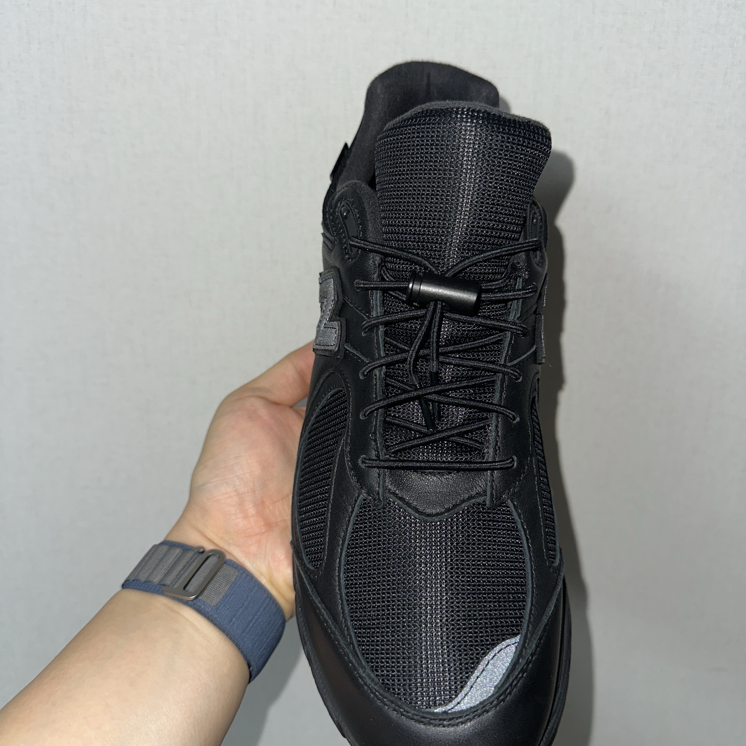 New Balance x JJJJound 2002R Leather Gore-Tex Black Storm 착용 스타일 - 3