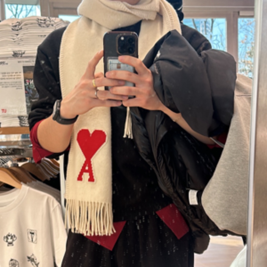 AMI de Coeur Oversize Muffler Off White 착용 스타일