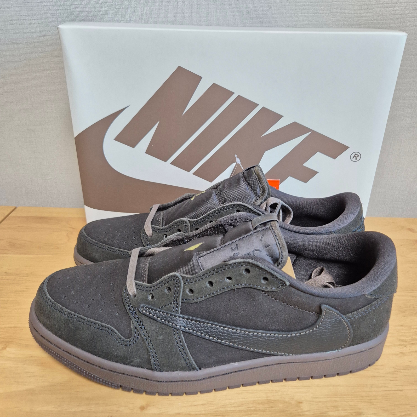 Jordan 1 x Travis Scott Retro Low OG SP Velvet Brown and Dark Mocha 착용 스타일 - 2