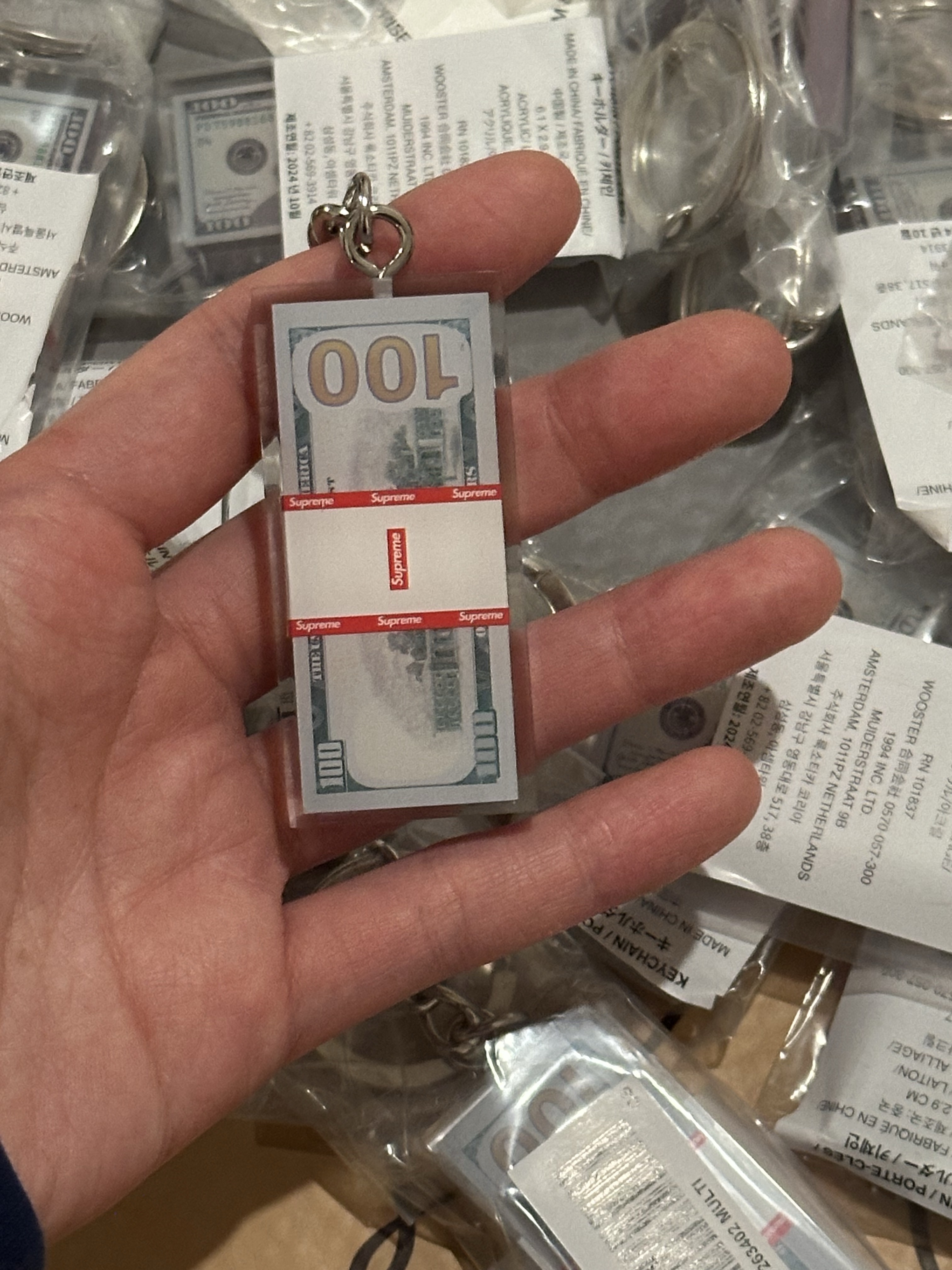 Supreme Cash Paperweight Keychain Multicolor - 24FW 착용 스타일 - 2