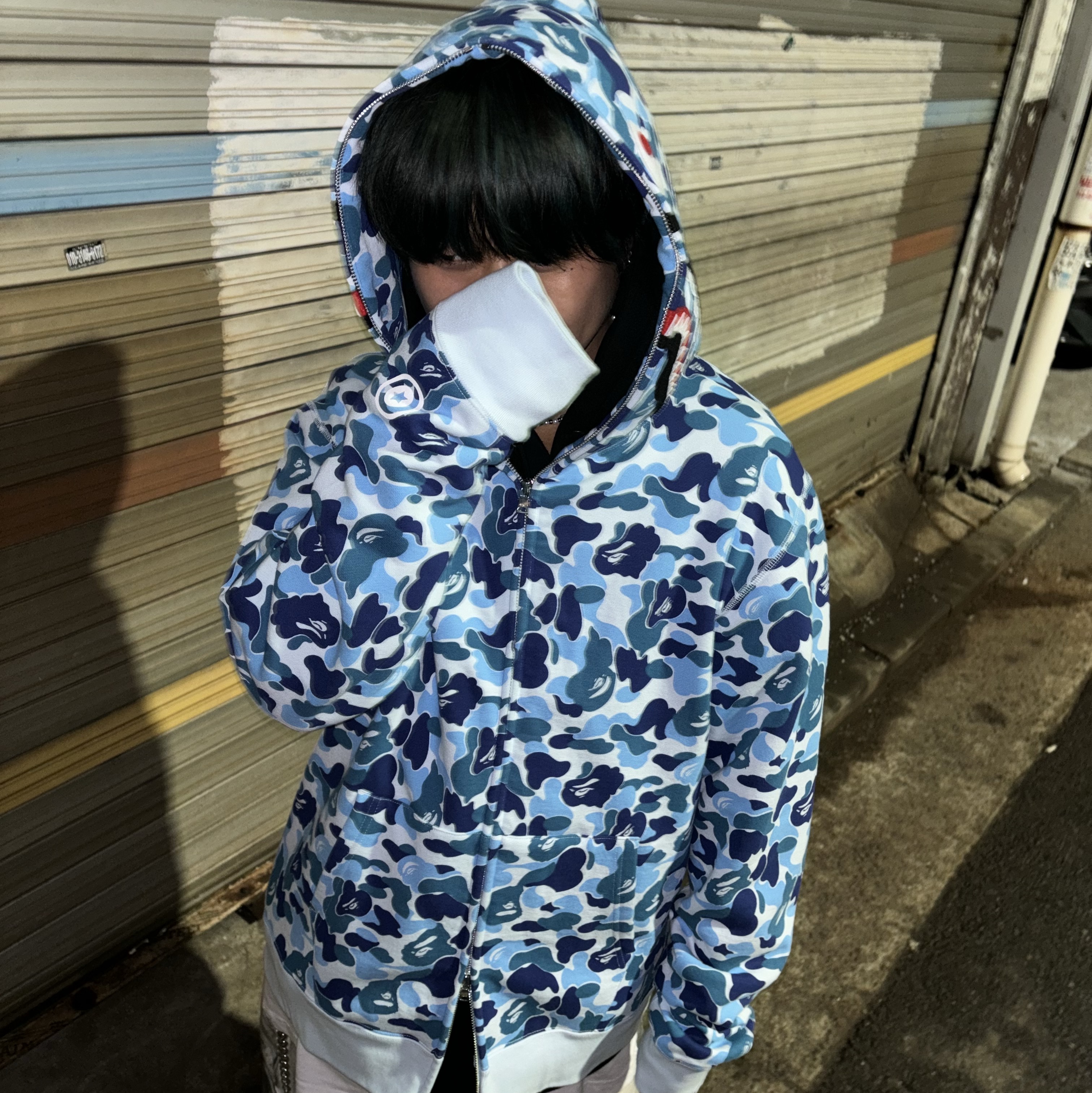 BAPE Color Camo Shark Full Zip Hoodie Navy 착용 스타일 - 1