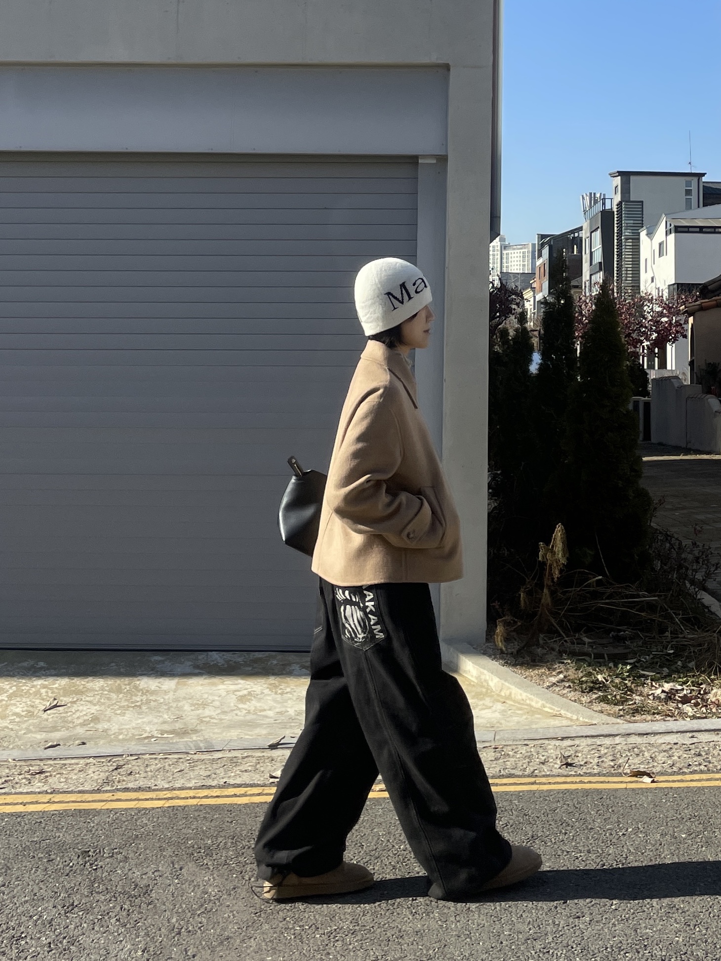 Matin Kim Logo Jacquard Short Beanie White 착용 스타일