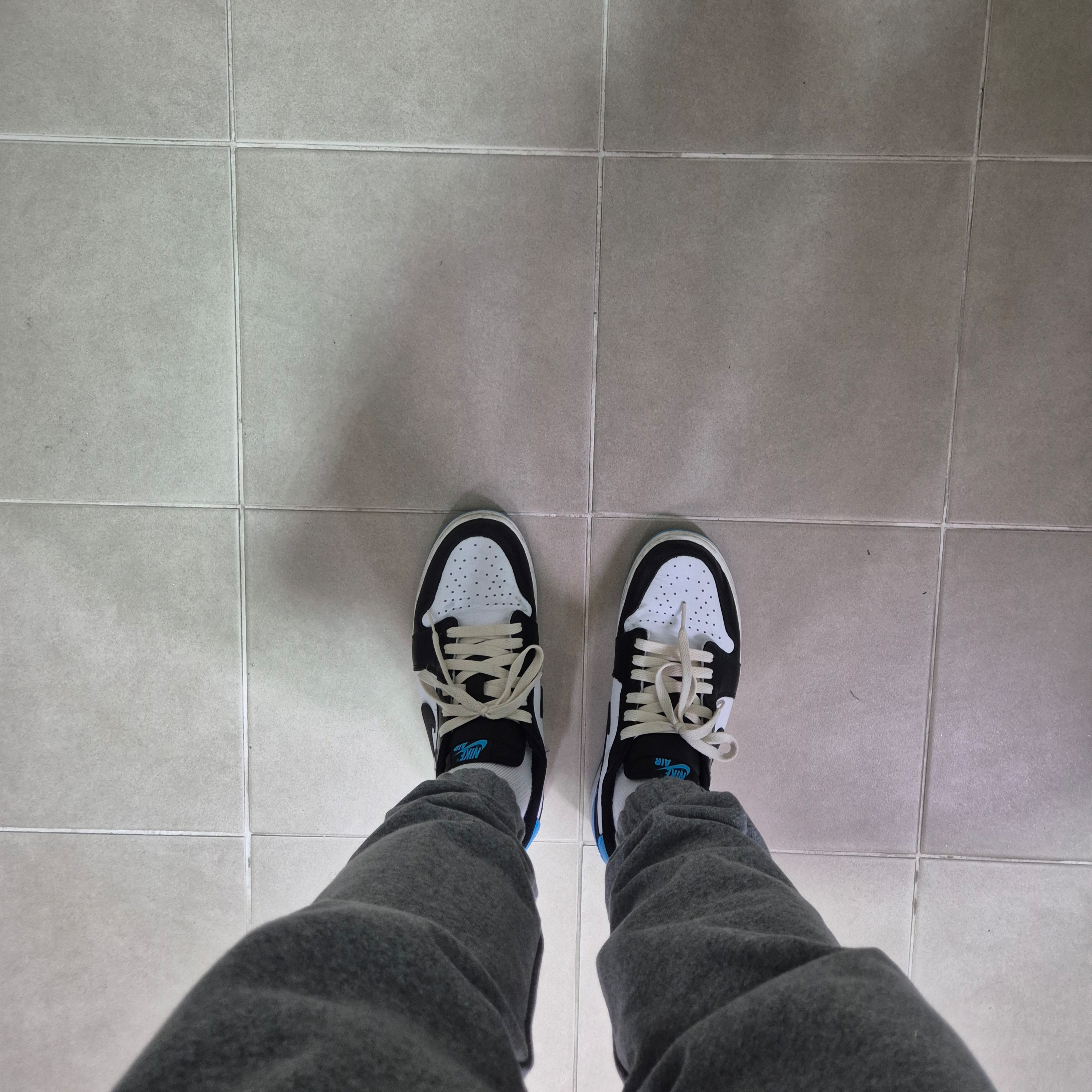 Jordan 1 Retro Low OG Black and Dark Powder Blue 착용 스타일