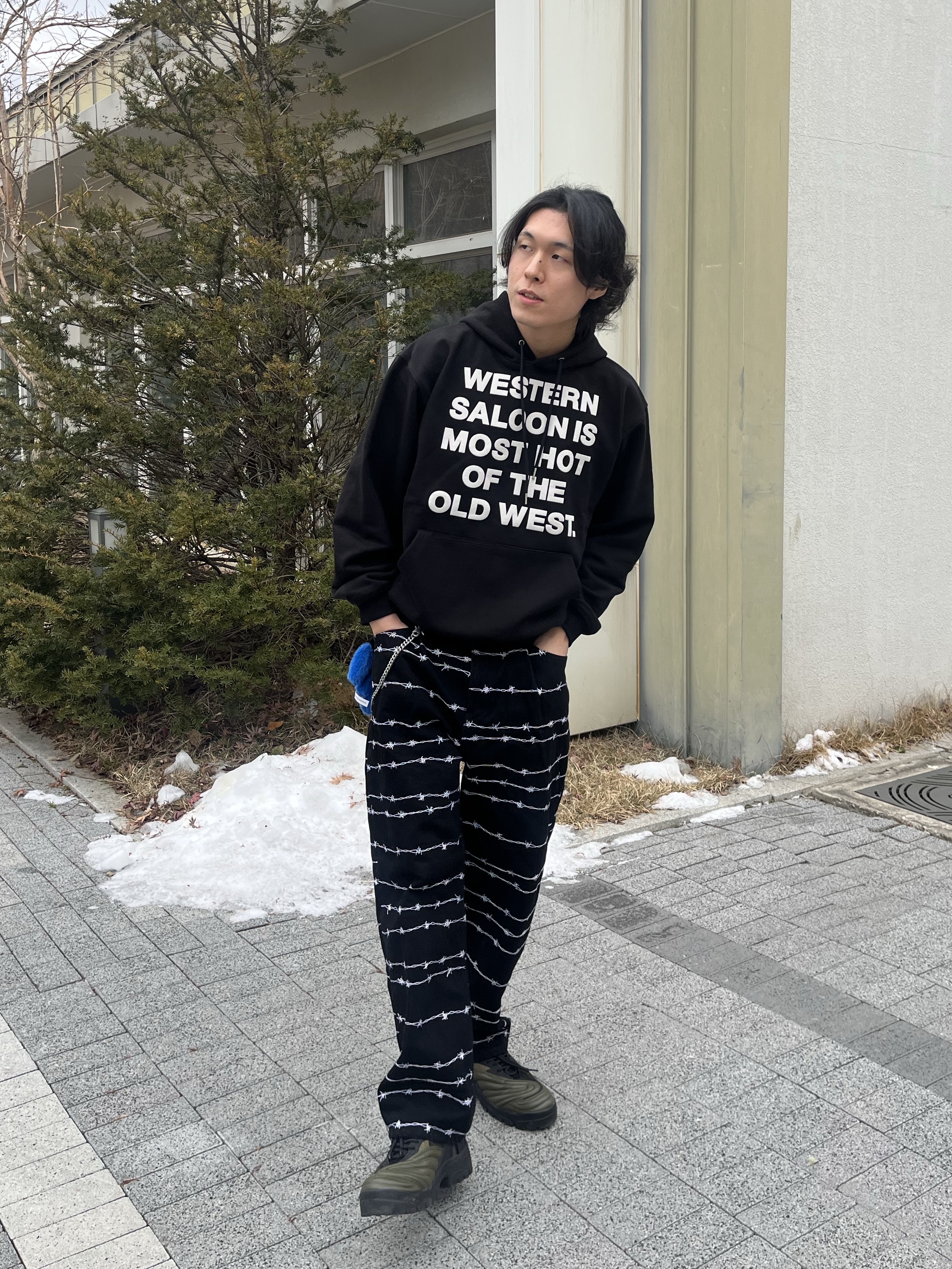 NewJeans x Coller Furry Bunny Plush Keyring Tide Blue, Thevinylhouse Typo Hoodie Black 착용 스타일 - 3