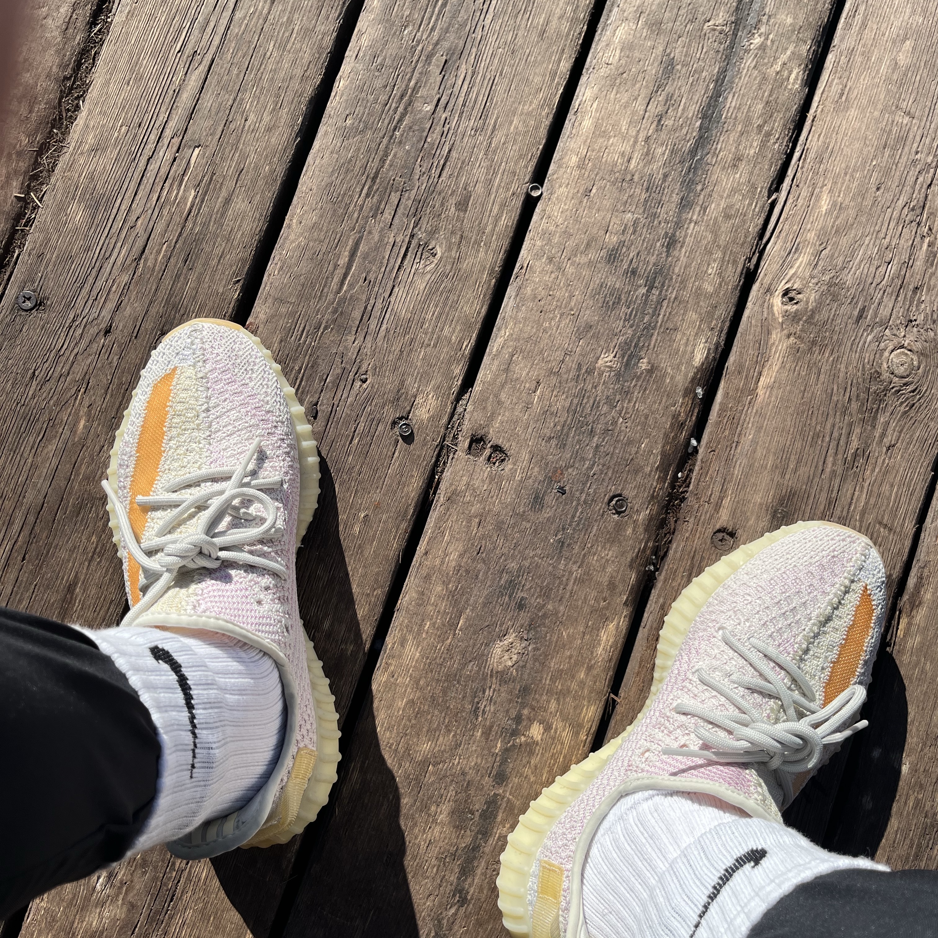 Adidas Yeezy Boost 350 V2 Light 착용 스타일