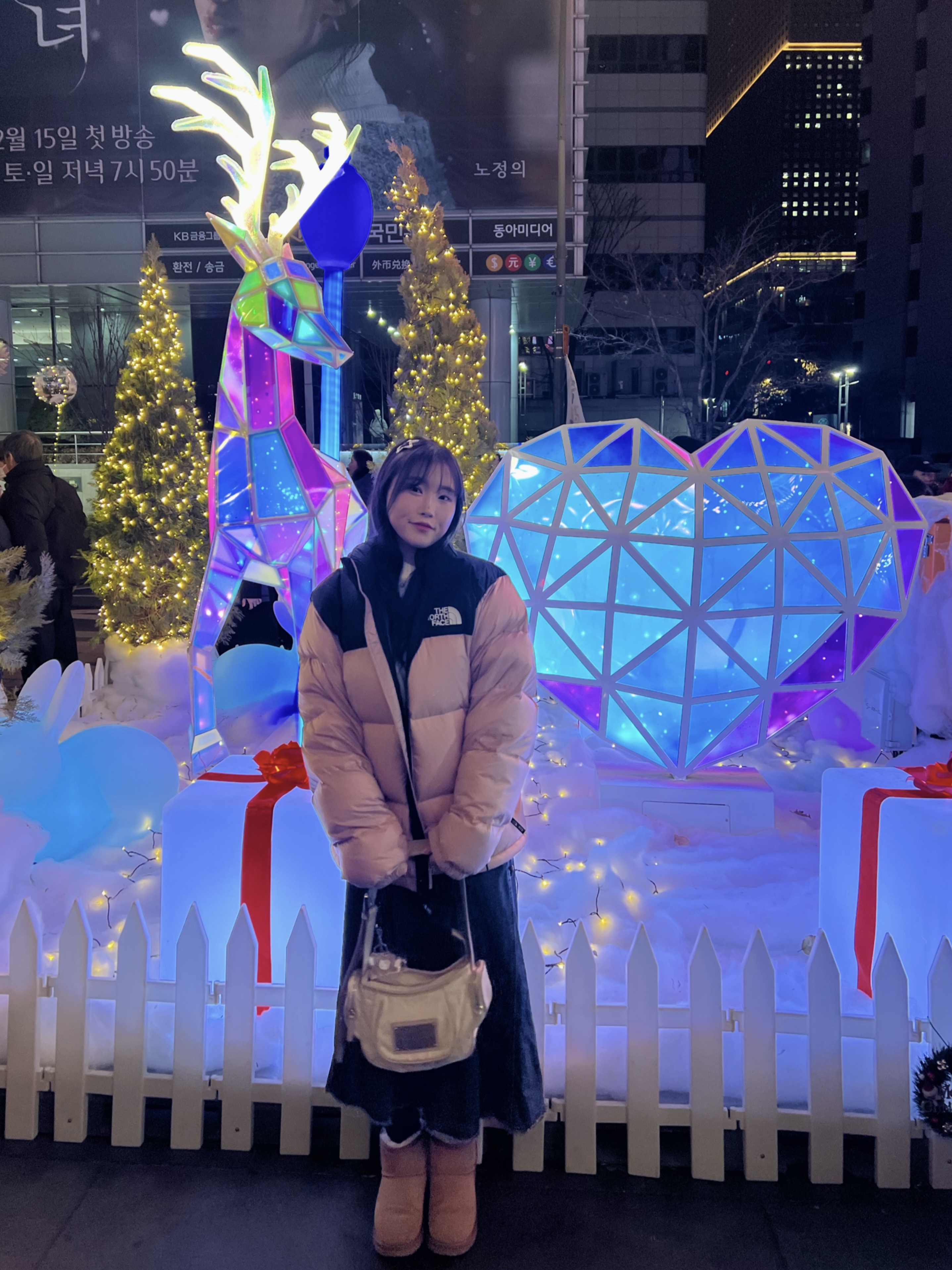 (W) The North Face 1996 Eco Nuptse Jacket Dusty Rose, Matin Kim Madeleine Round Bag Light Beige 착용 스타일 - 5