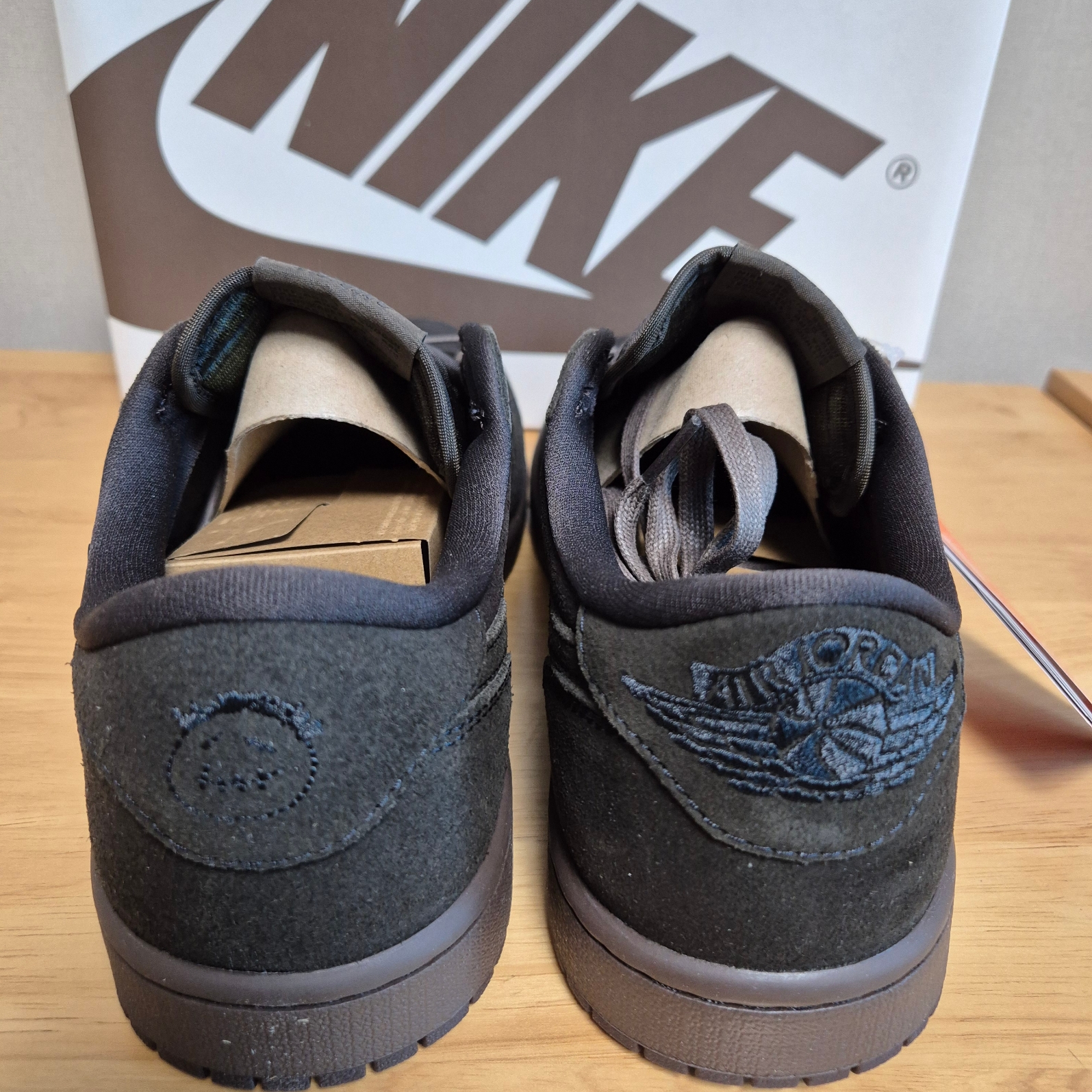 Jordan 1 x Travis Scott Retro Low OG SP Velvet Brown and Dark Mocha 착용 스타일 - 3