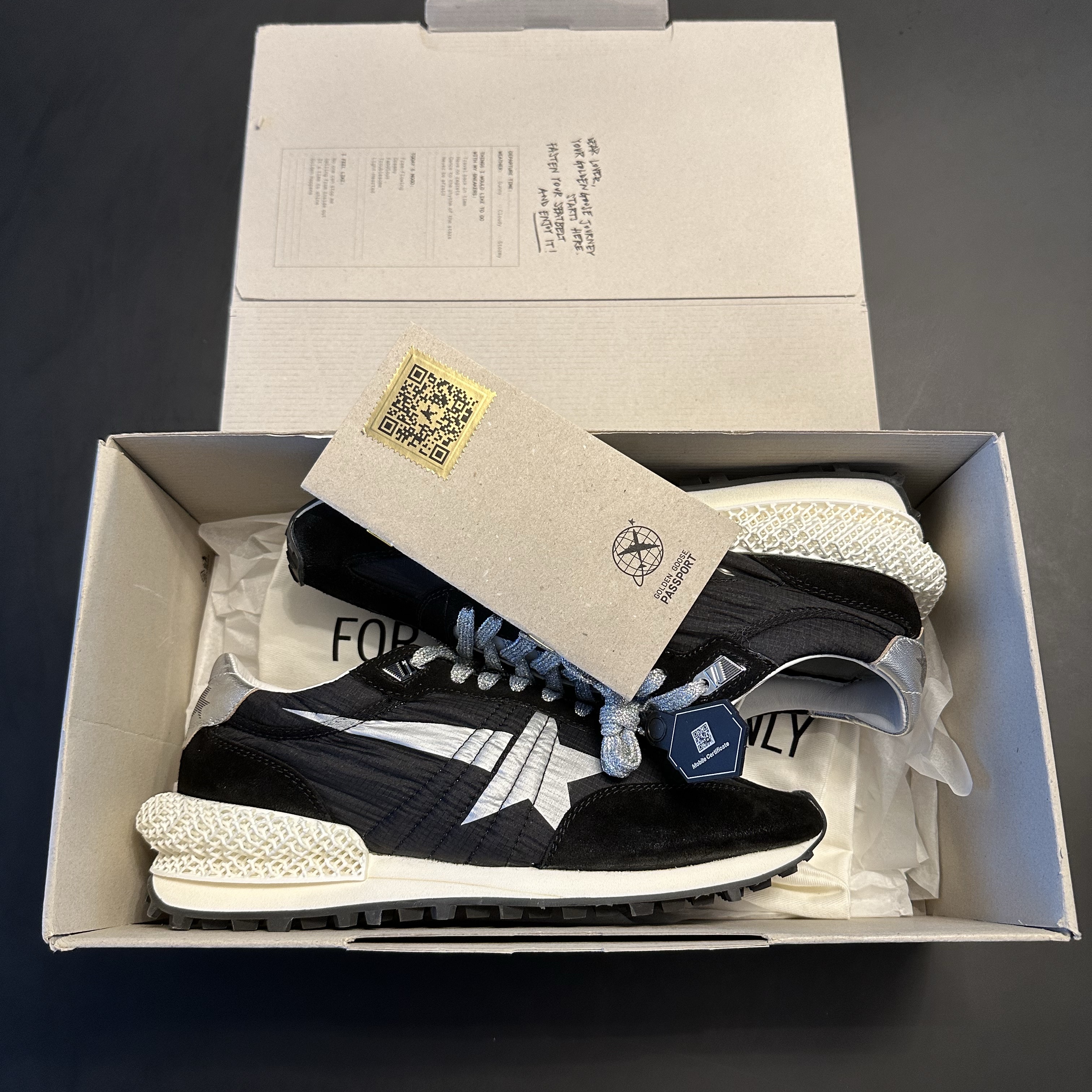 Golden Goose Silver Star Marathon Sneakers Black 착용 스타일 - 1