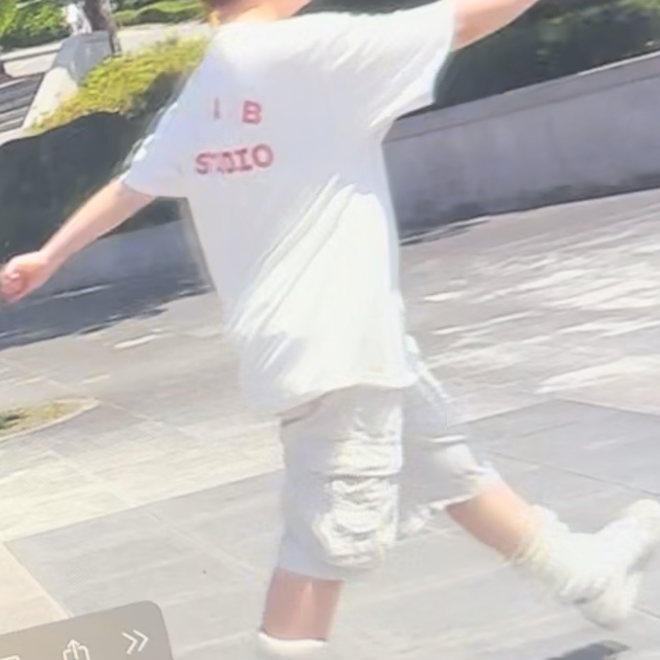 IAB Studio T-Shirt White - The Hyundai Seoul Exclusive 착용 스타일 - 2