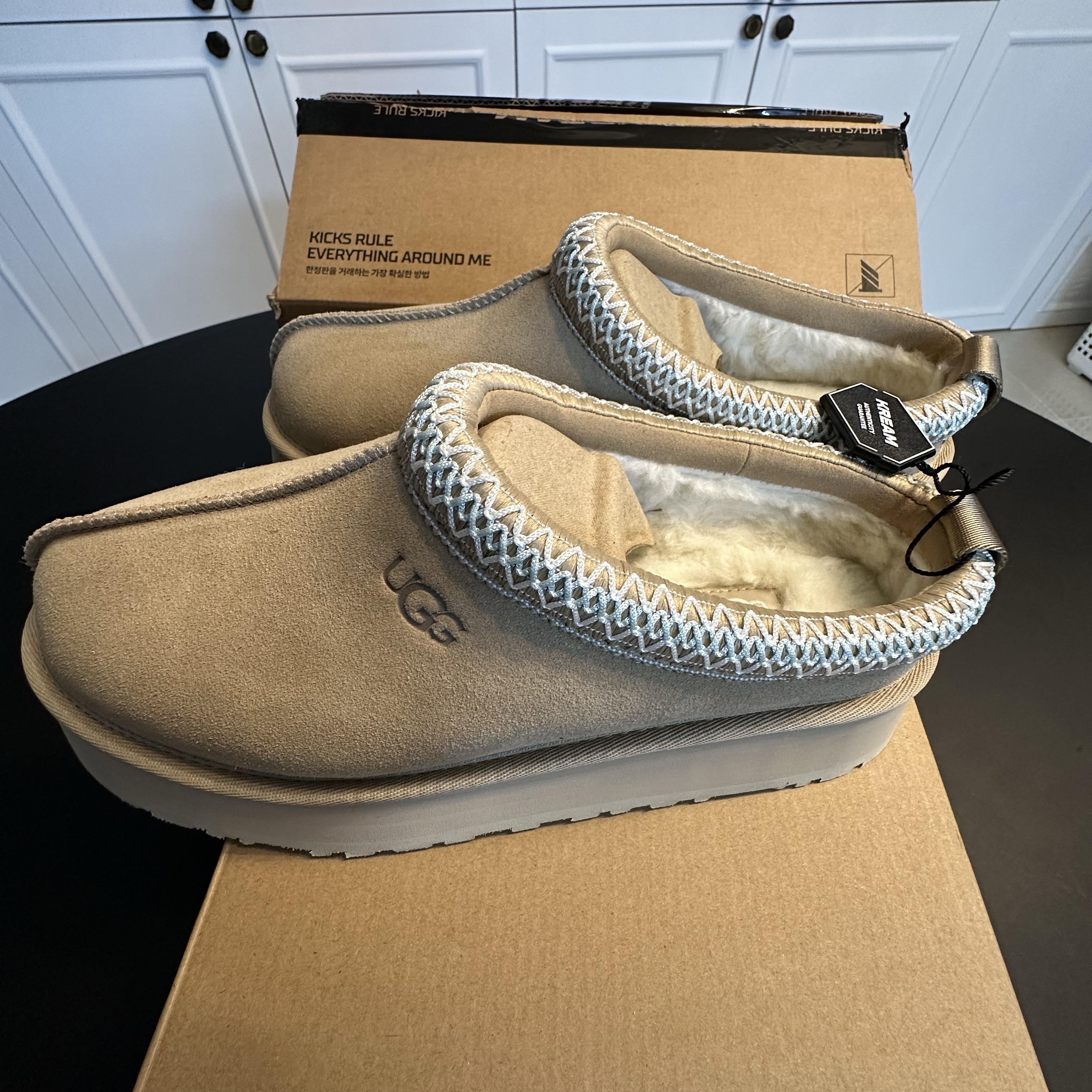 (W) UGG Tazz Slipper Sand 착용 스타일 - 3