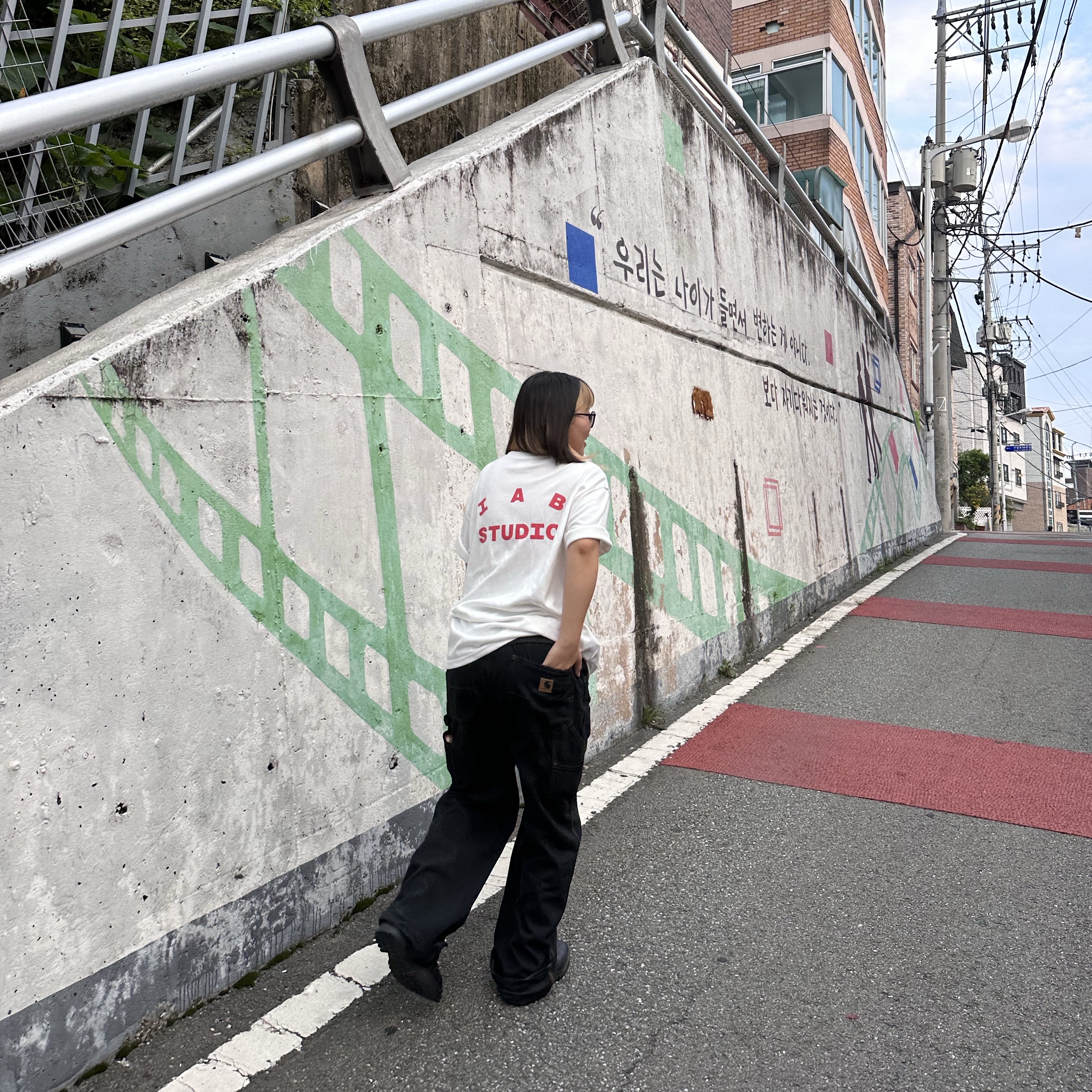 IAB Studio T-Shirt White - The Hyundai Seoul Exclusive 착용 스타일 - 1