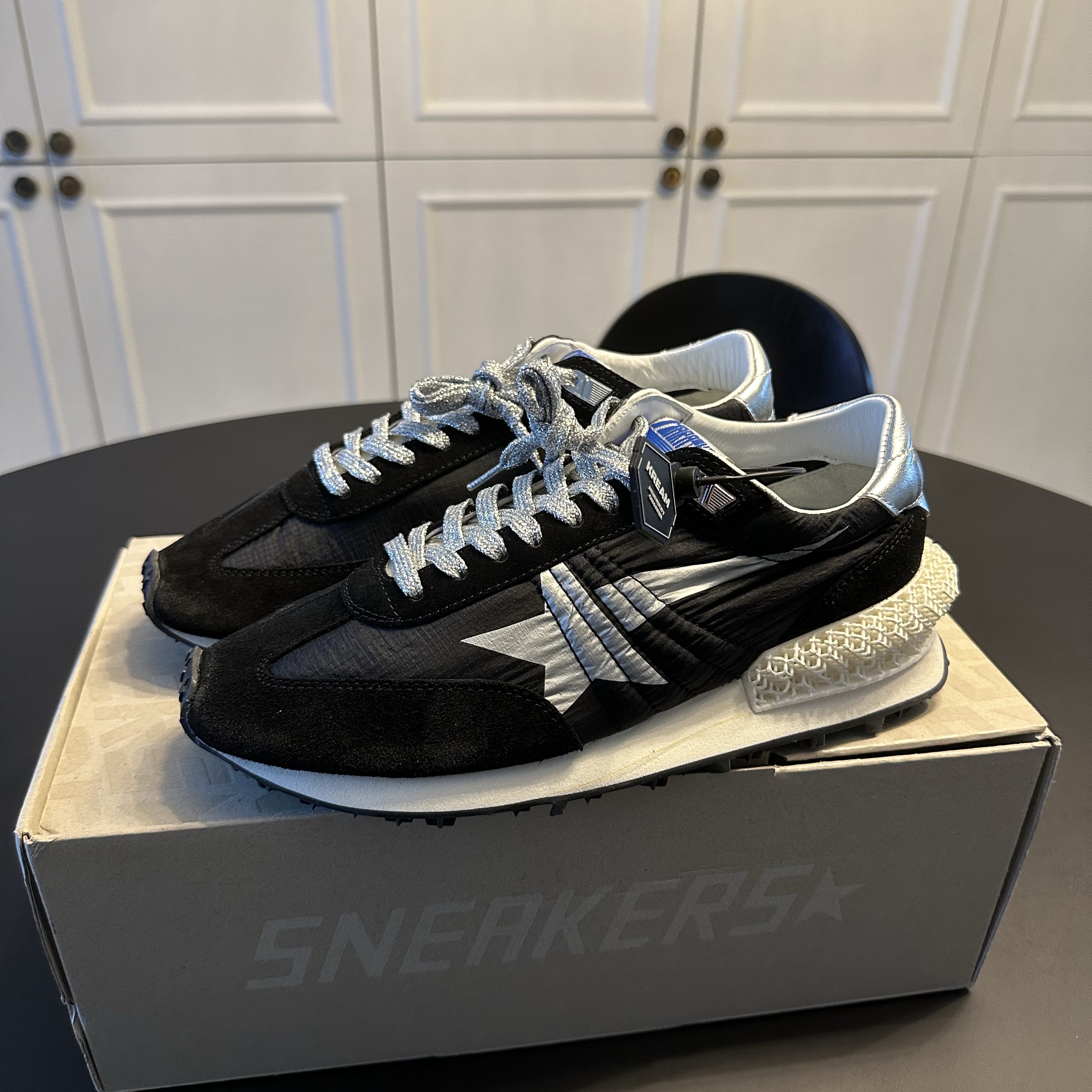 Golden Goose Silver Star Marathon Sneakers Black 착용 스타일 - 2
