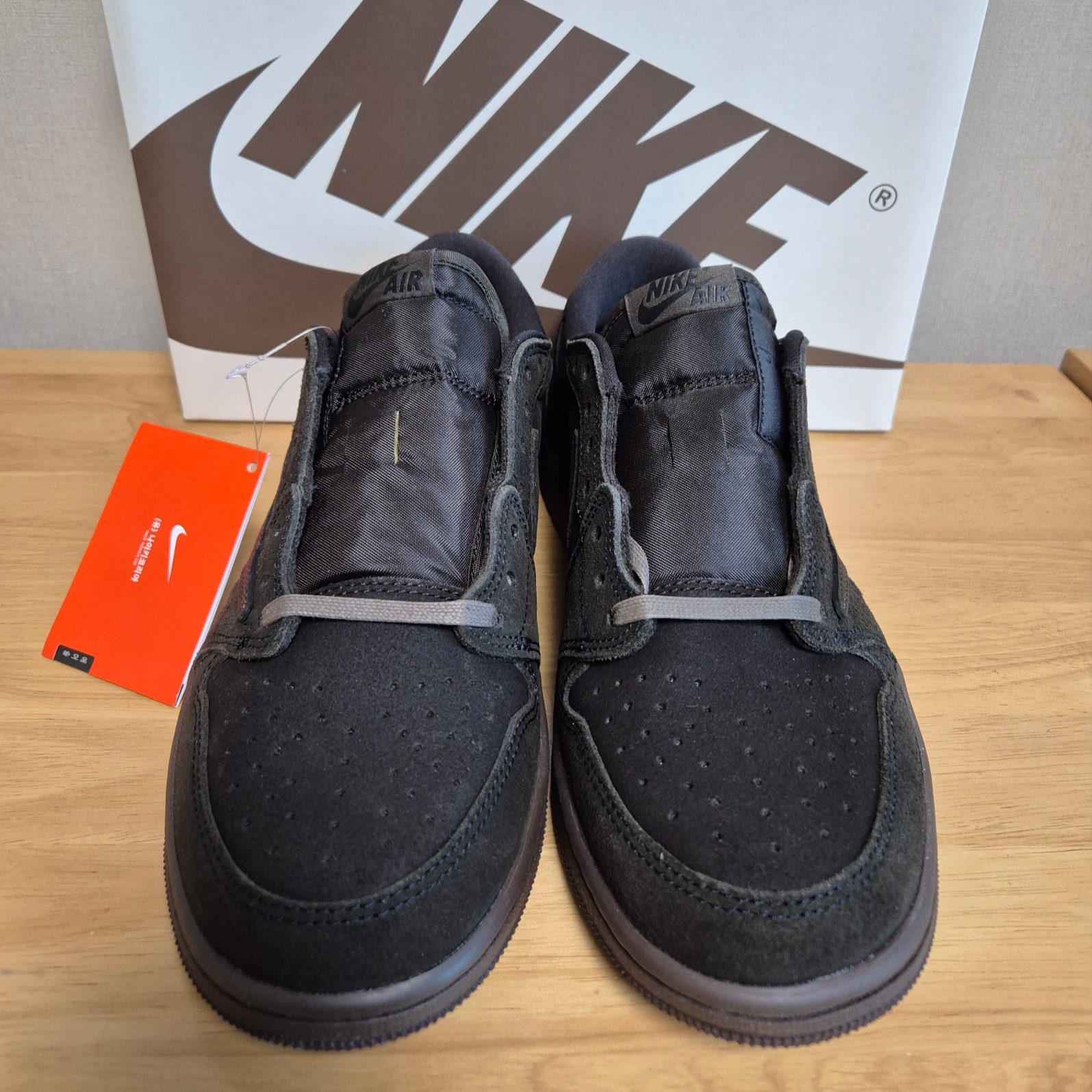 Jordan 1 x Travis Scott Retro Low OG SP Velvet Brown and Dark Mocha 착용 스타일 - 1