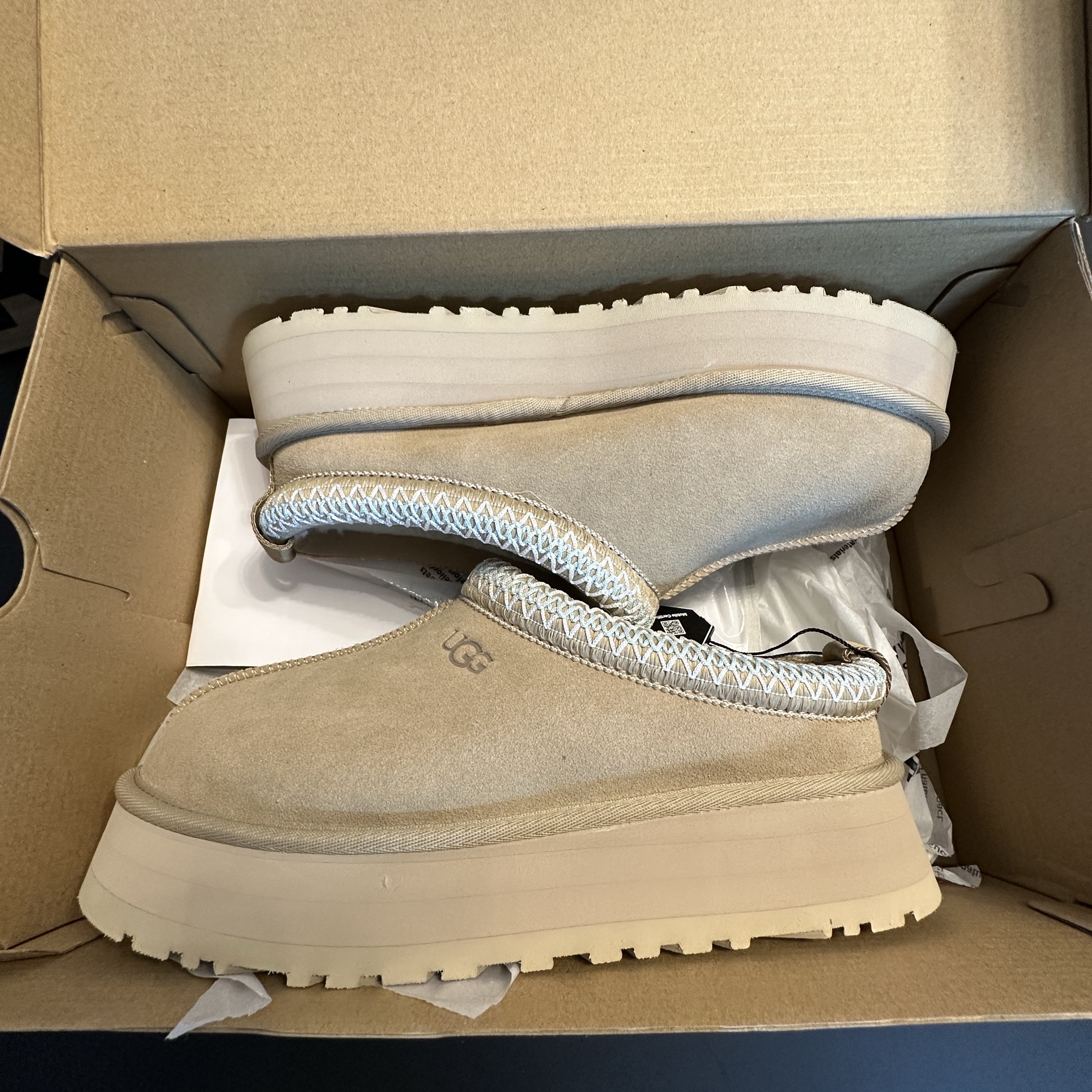 (W) UGG Tazz Slipper Sand 착용 스타일 - 1